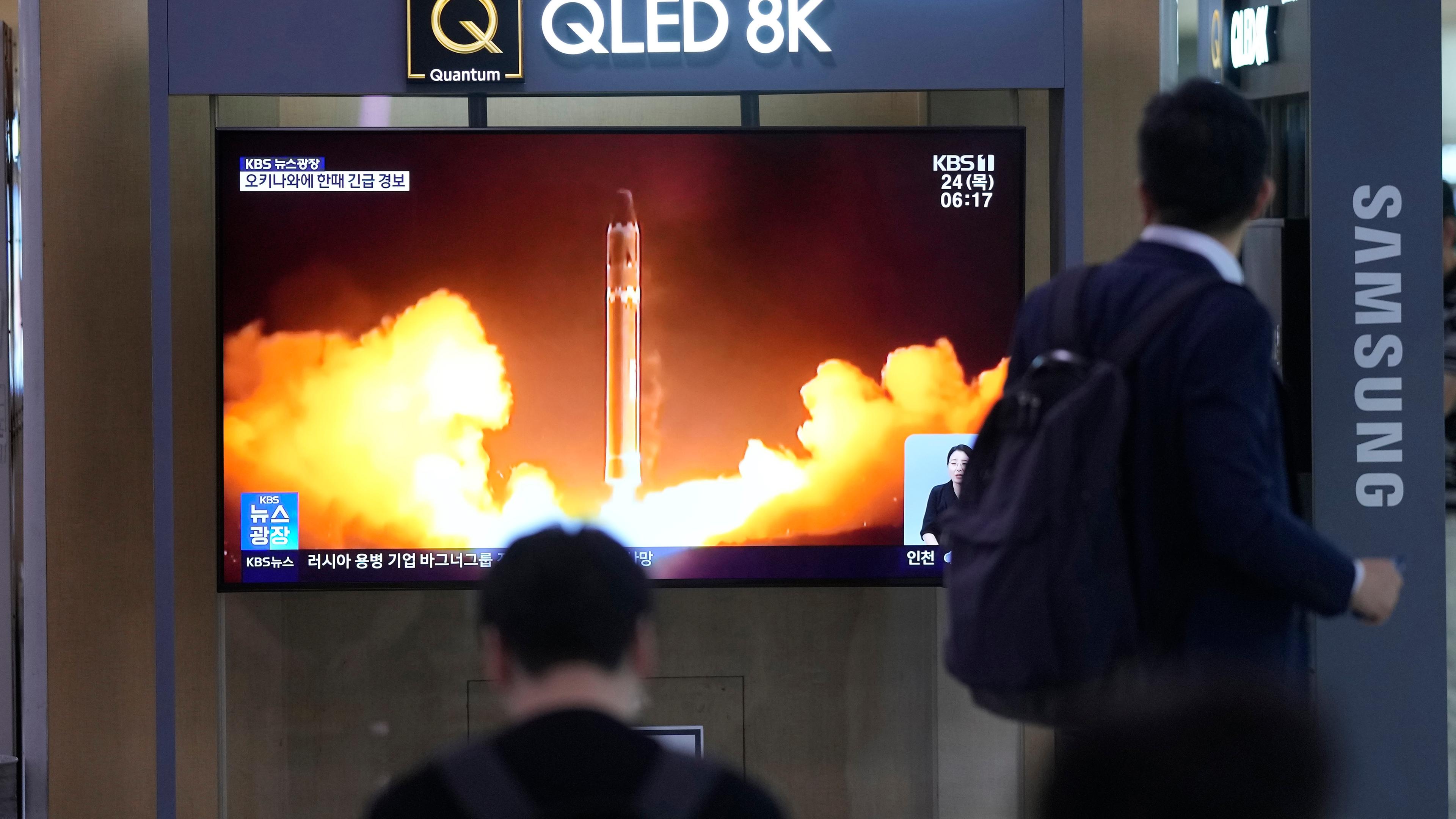 Ein Fernsehbildschirm zeigt einen Bericht über einen nordkoreanischen Raketenstart mit einem Archivbild während einer Nachrichtensendung im Bahnhof von Seoul. 