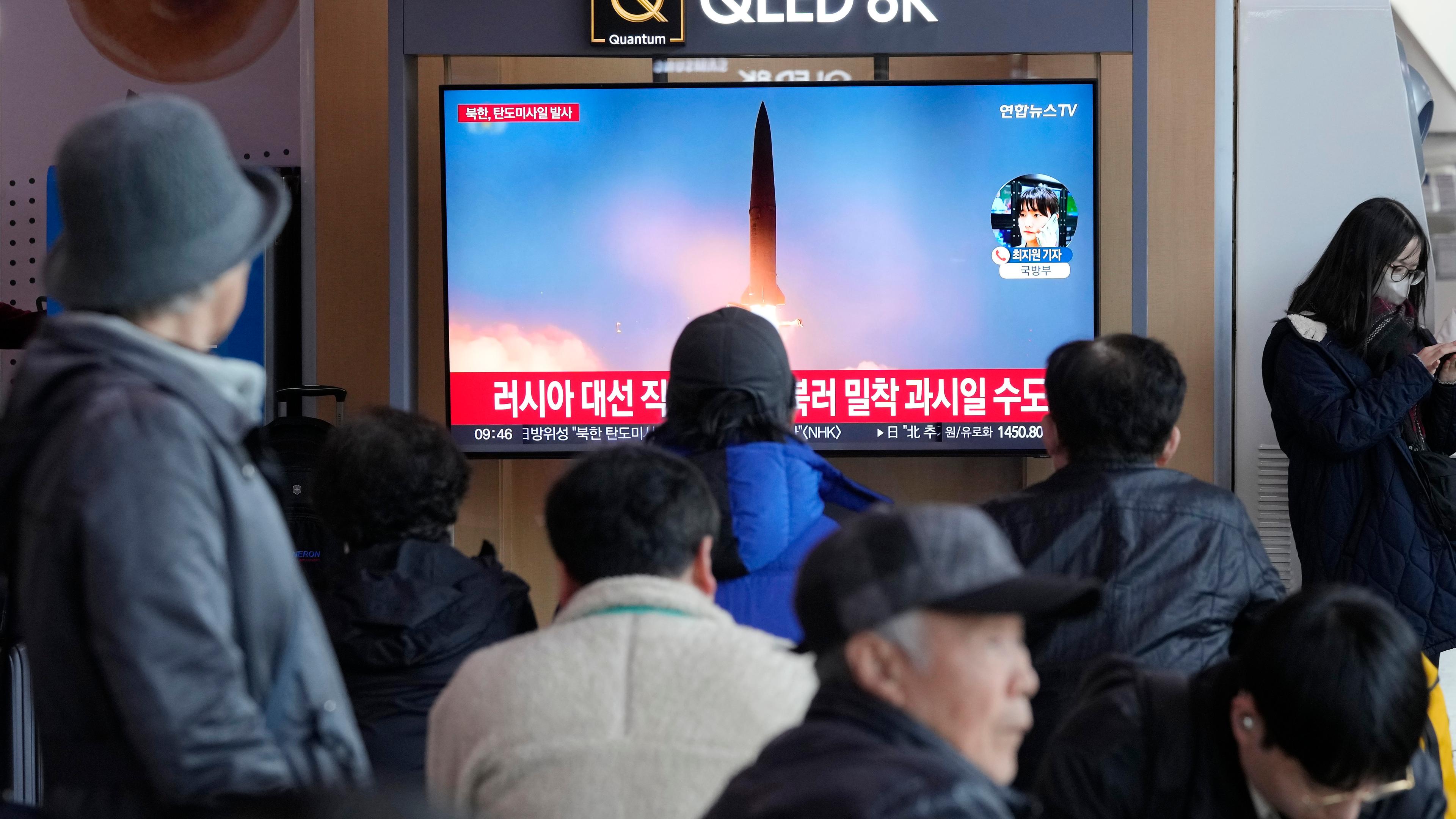 Ein Fernsehbildschirm zeigt einen nordkoreanischen Raketenstart im Bahnhof von Seoul, Südkorea.