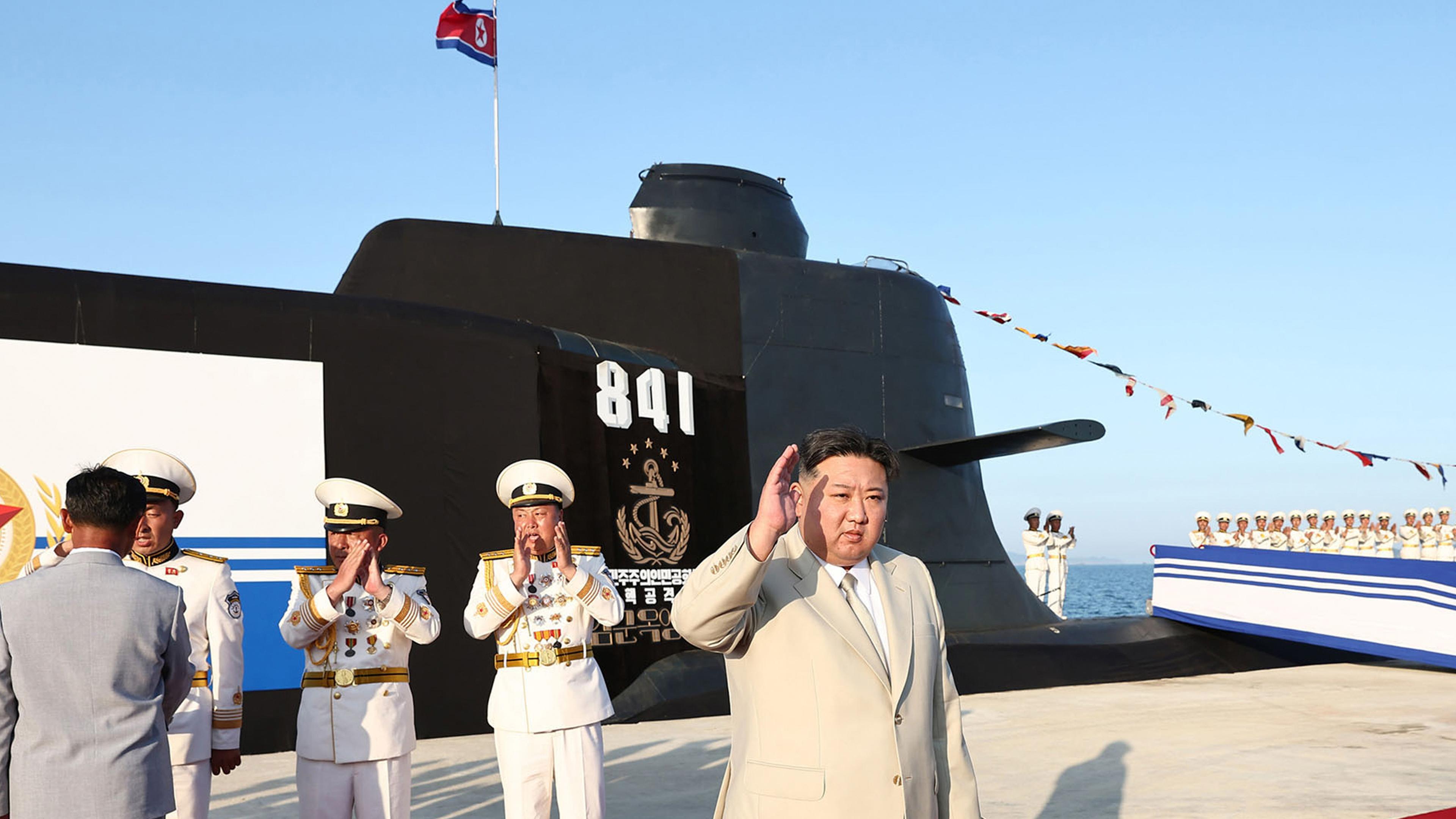 Kim Jong-un (r), Machthaber von Nordkorea, während der Feierlichkeiten zum Stapellauf des U-Boots Nummer 841