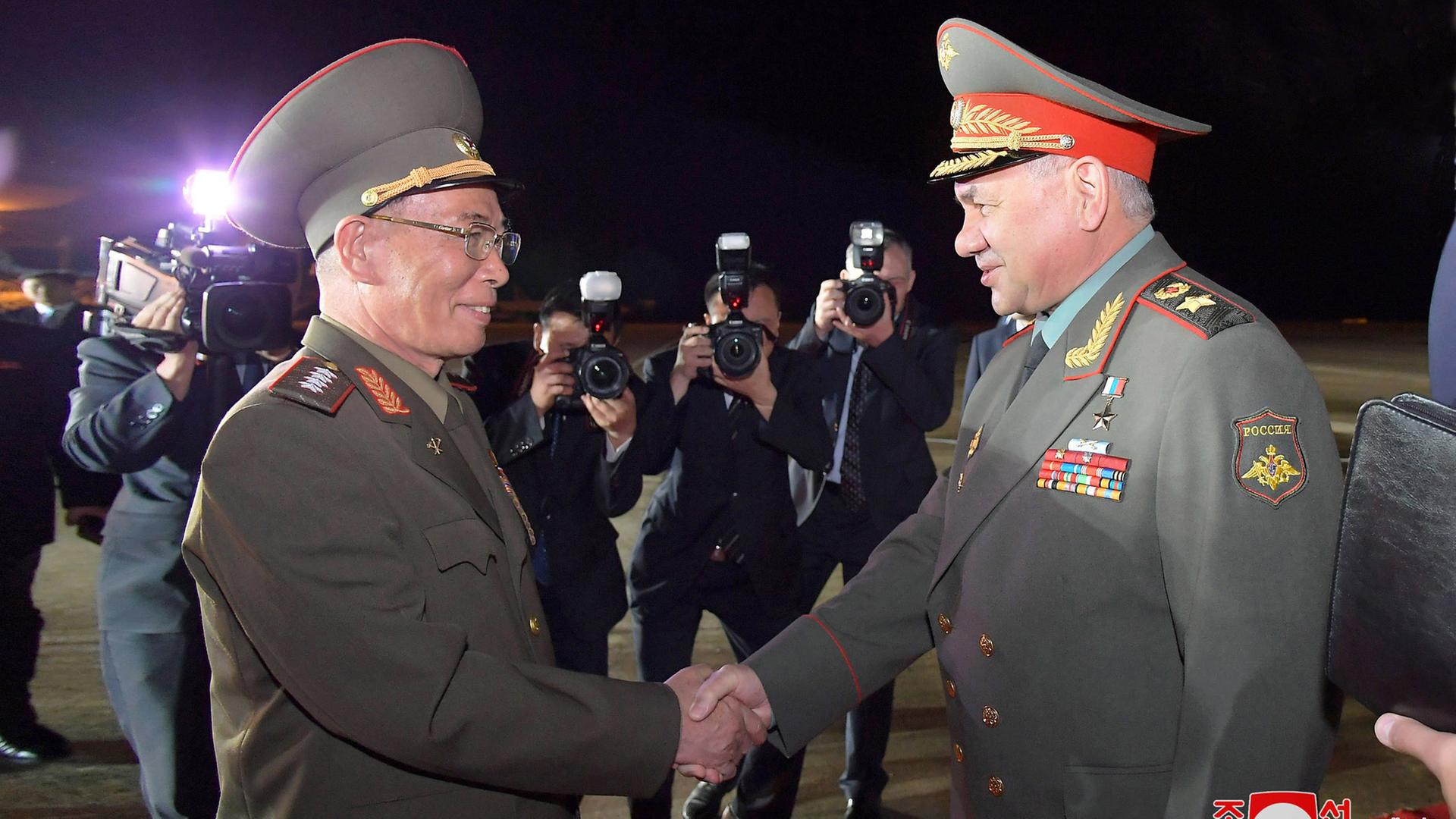 Russlands Verteidigungsminister wird vom nordkoreanischen Verteidigungsminister begrüßt.