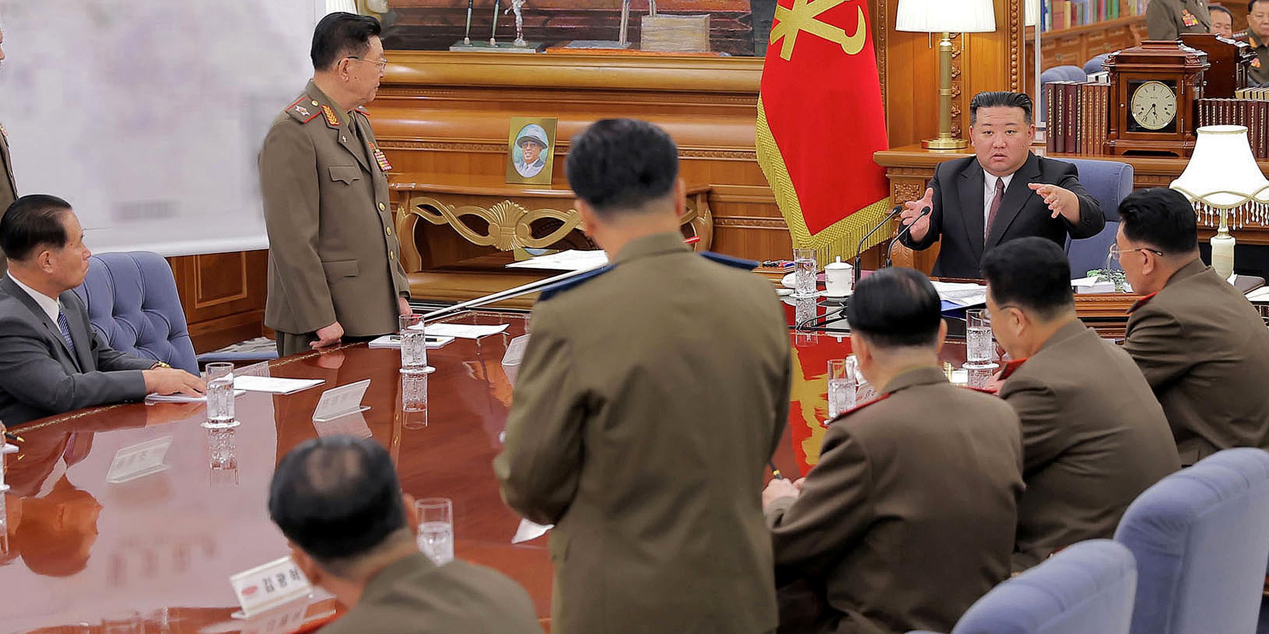 Auf diesem Bild der Koreanischen Zentralen Nachrichtenagentur leitet Kim Jong Un (r), Machthaber von Nordkorea, eine Sitzung der Zentralen Militärkommission der Arbeiterpartei im Hauptquartier der Partei in Pjöngjang. 