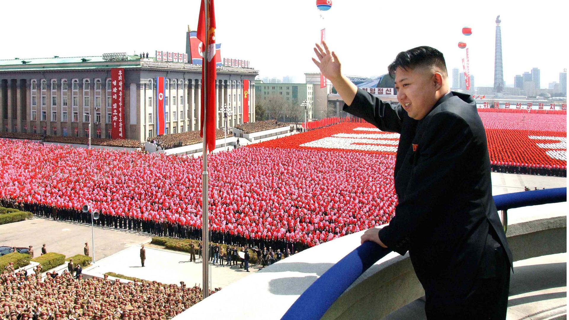 Kim Jong Un nimmt Parade anlässlich des 100. Geburtstags von kim Il Sung 2012 ab