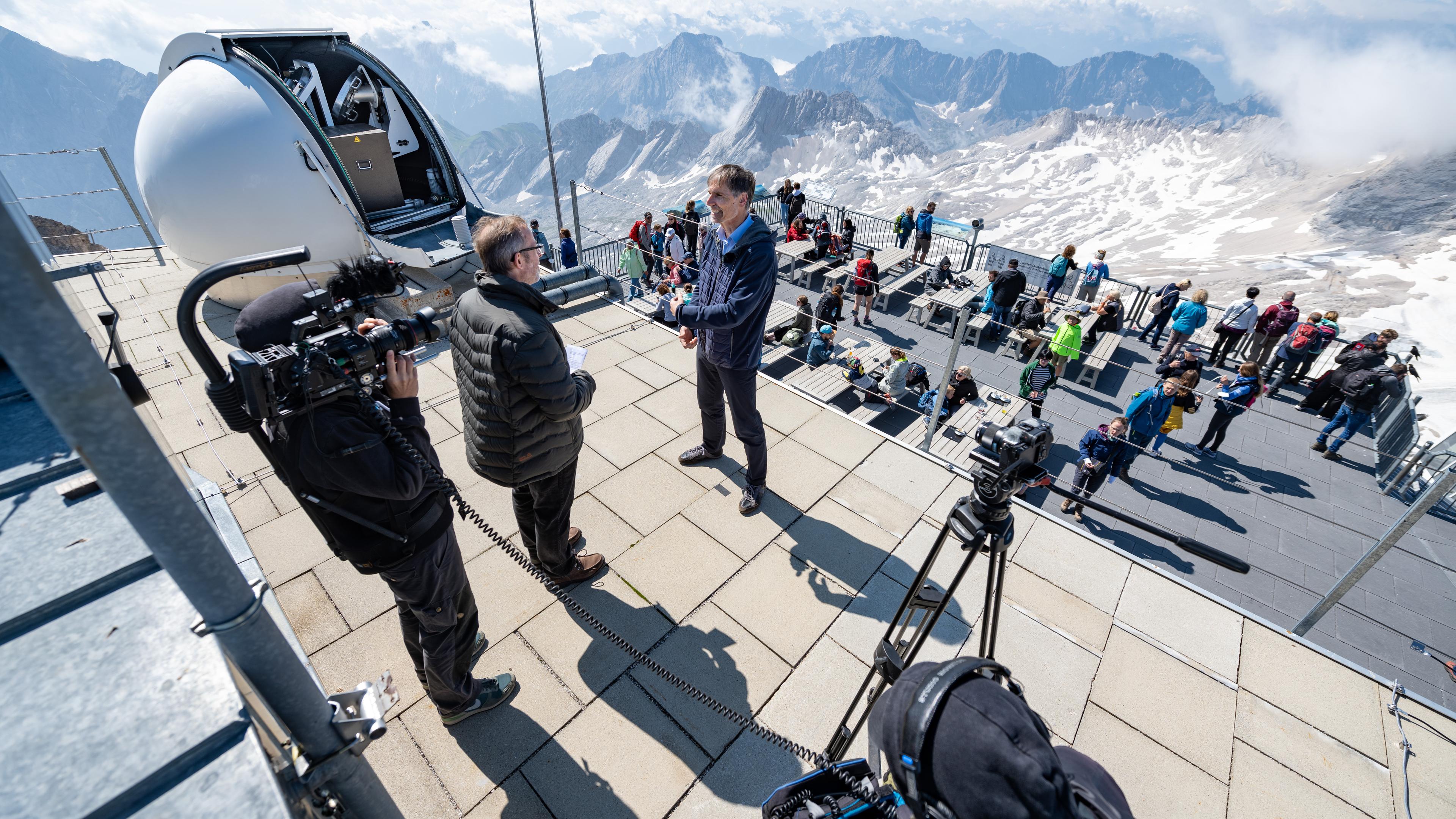 "ZDFzoom: Nord Stream 2 - Der wahre Preis der Pipeline": Auf dem Dach einer Forschungsstation wird Ralf Sussmann interviewt.