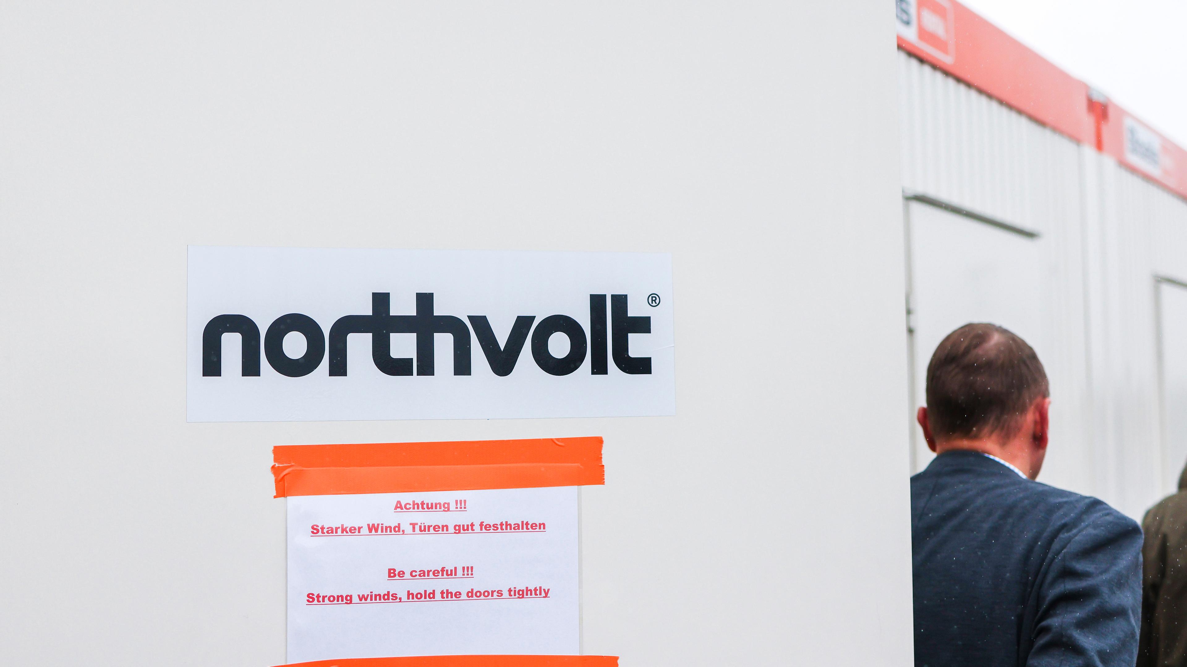 Das Logo der Firma "Northvolt" ist auf einer Baucontainertür angebracht. 