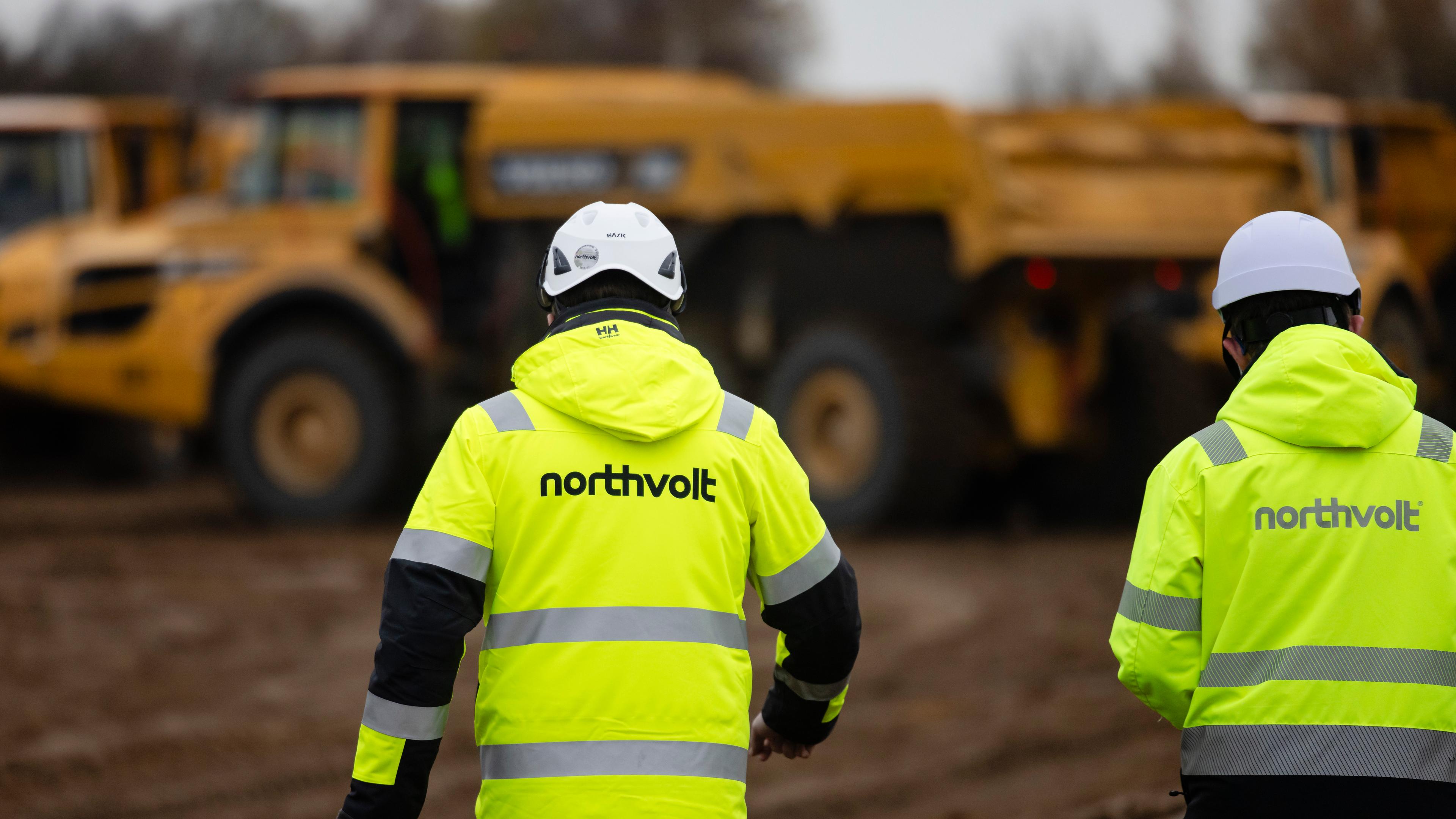Zwei Mitarbeiter von Northvolt auf einer Baustelle