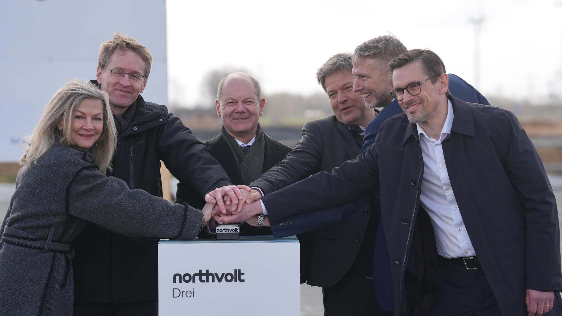 Veronika Wand-Danielsson (l-r), Schwedische Botschafterin in Deutschland, Daniel Günther (CDU), Ministerpräsident von Schleswig-Holstein, Bundeskanzler Olaf Scholz (SPD), Robert Habeck (Bündnis 90/Die Grünen), Vizekanzler und Bundesminister fu·r Wirtschaft und Klimaschutz, Peter Carlsson, CEO von Northvolt, und Christofer Haux, Northvolt-Geschäftsführer, drücken gemeinsam den roten Knopf für den Start des Baus. Bundeskanzler Scholz und Wirtschaftsminister Habeck nehmen am offizieller Baubeginn der Northvolt-Fabrik teil, in der ab 2026 Batteriezellen für Elektroautos produziert werden sollen