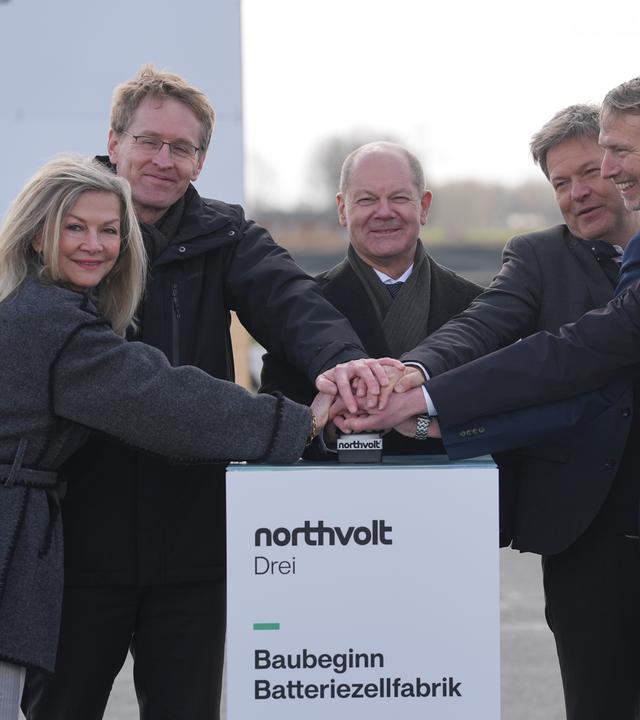 Veronika Wand-Danielsson (l-r), Schwedische Botschafterin in Deutschland, Daniel Günther (CDU), Ministerpräsident von Schleswig-Holstein, Bundeskanzler Olaf Scholz (SPD), Robert Habeck (Bündnis 90/Die Grünen), Vizekanzler und Bundesminister fu·r Wirtschaft und Klimaschutz, Peter Carlsson, CEO von Northvolt, und Christofer Haux, Northvolt-Geschäftsführer, drücken gemeinsam den roten Knopf für den Start des Baus. Bundeskanzler Scholz und Wirtschaftsminister Habeck nehmen am offizieller Baubeginn der Northvolt-Fabrik teil, in der ab 2026 Batteriezellen für Elektroautos produziert werden sollen