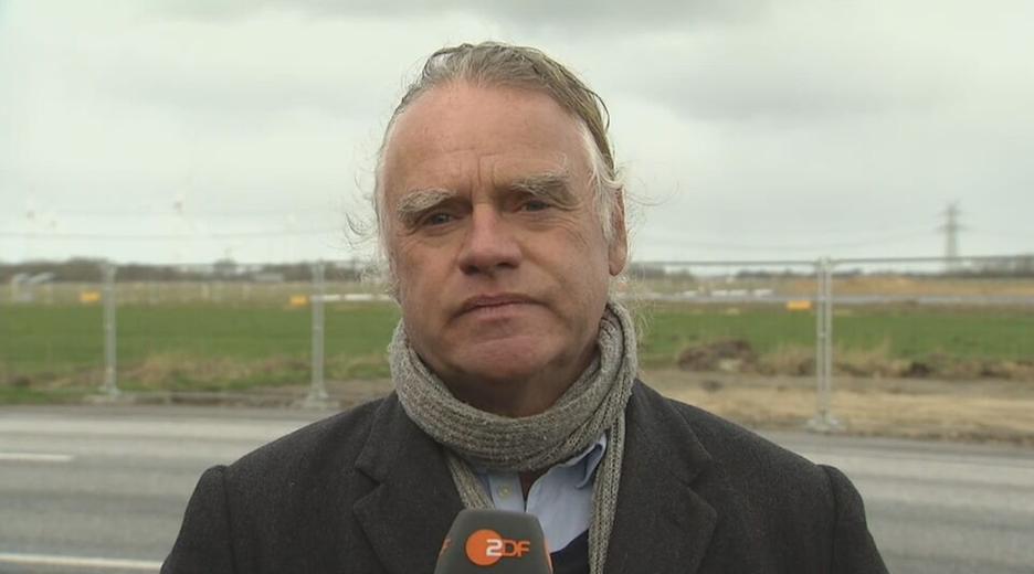 25.03.2024: ZDF-Reporter Claas Thomsen berichtet von dem Baustart der Northvolt-Fabrik bei Heide.