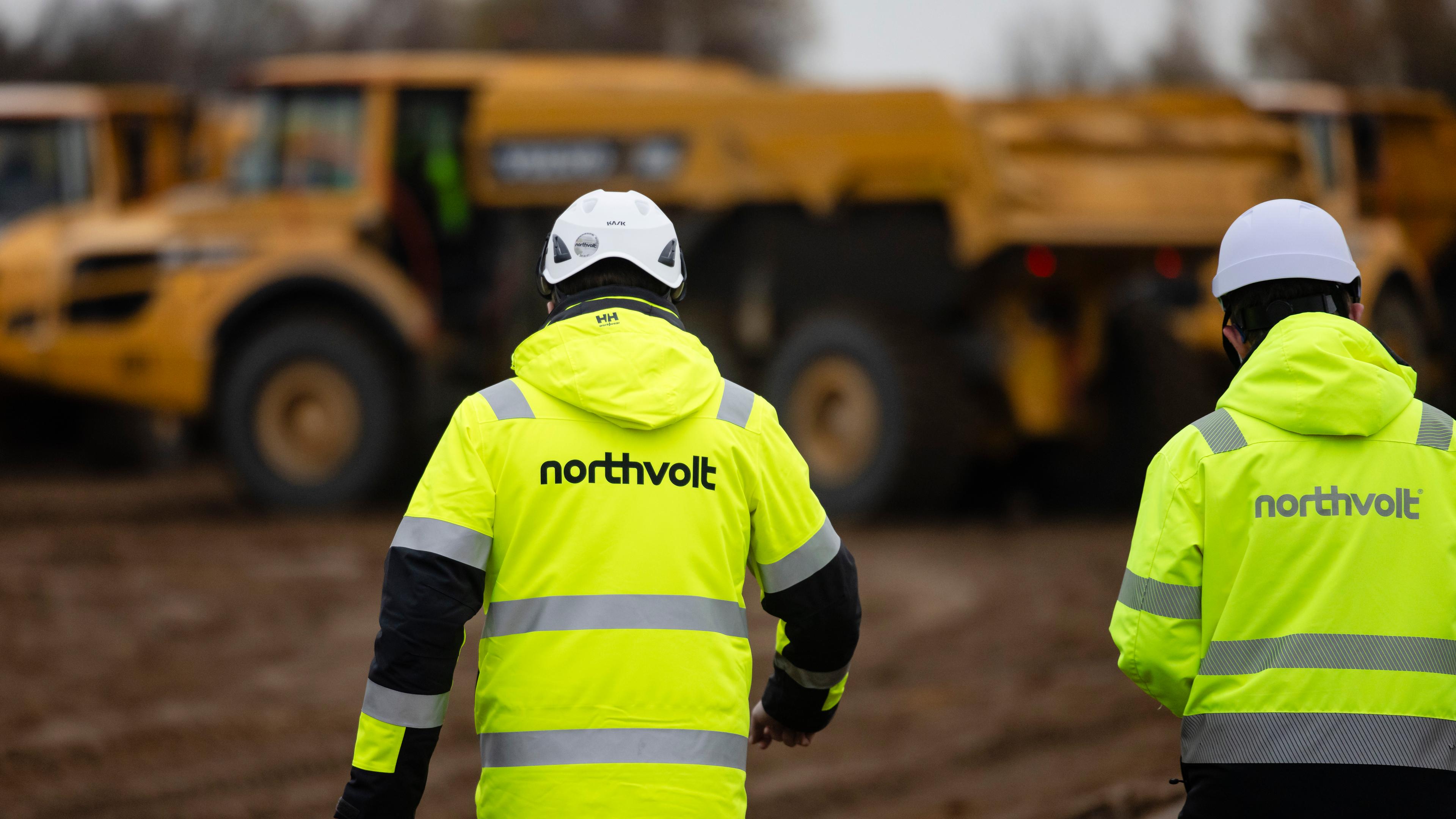 Ein Baustellenarbeiter trägt eine gelbe Warnweste mit der Aufschrift "Northvolt"