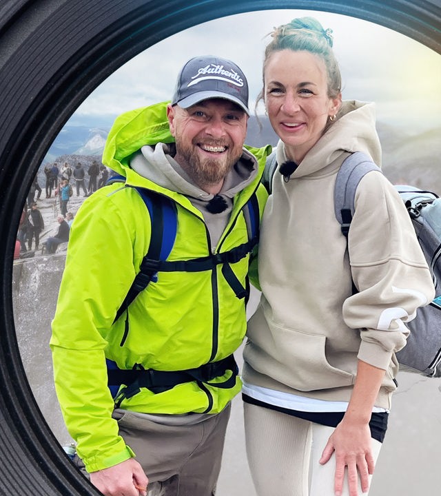 Collage: Robert und Yvonne stehen auf einem Felsvorsprung. Im Hintergrund sind viele Menschen zu sehen, die auf eine Flusslandschaft schauen.