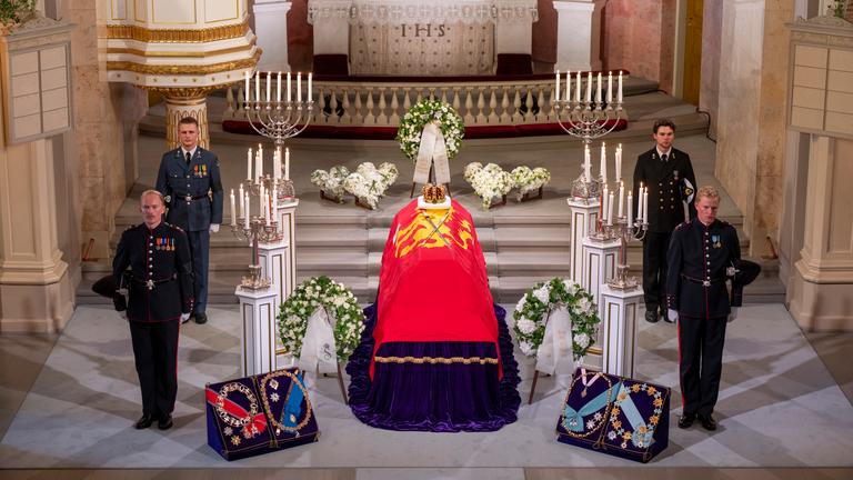31.08.2026, Norwegen, Oslo: Der Sarg von König Harald V. wurde vom Roten Salon in die Schlosskapelle überführt.