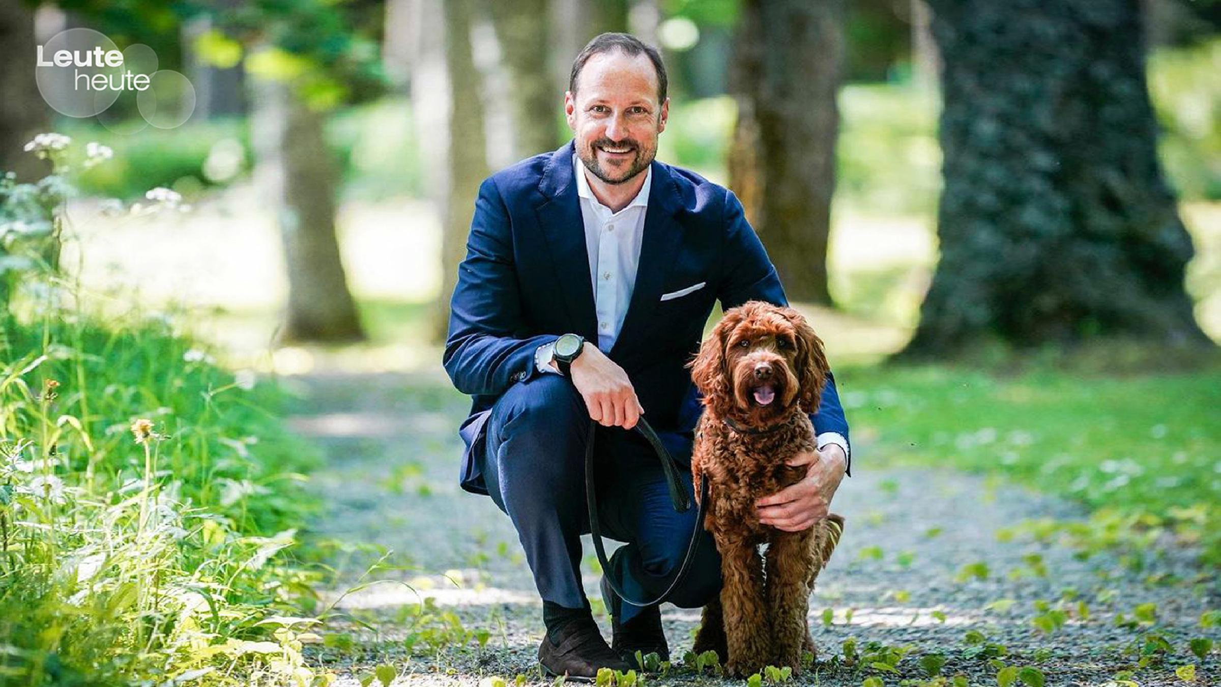 Norwegischer Kronprinz Haakon posiert mit seinem Hund 