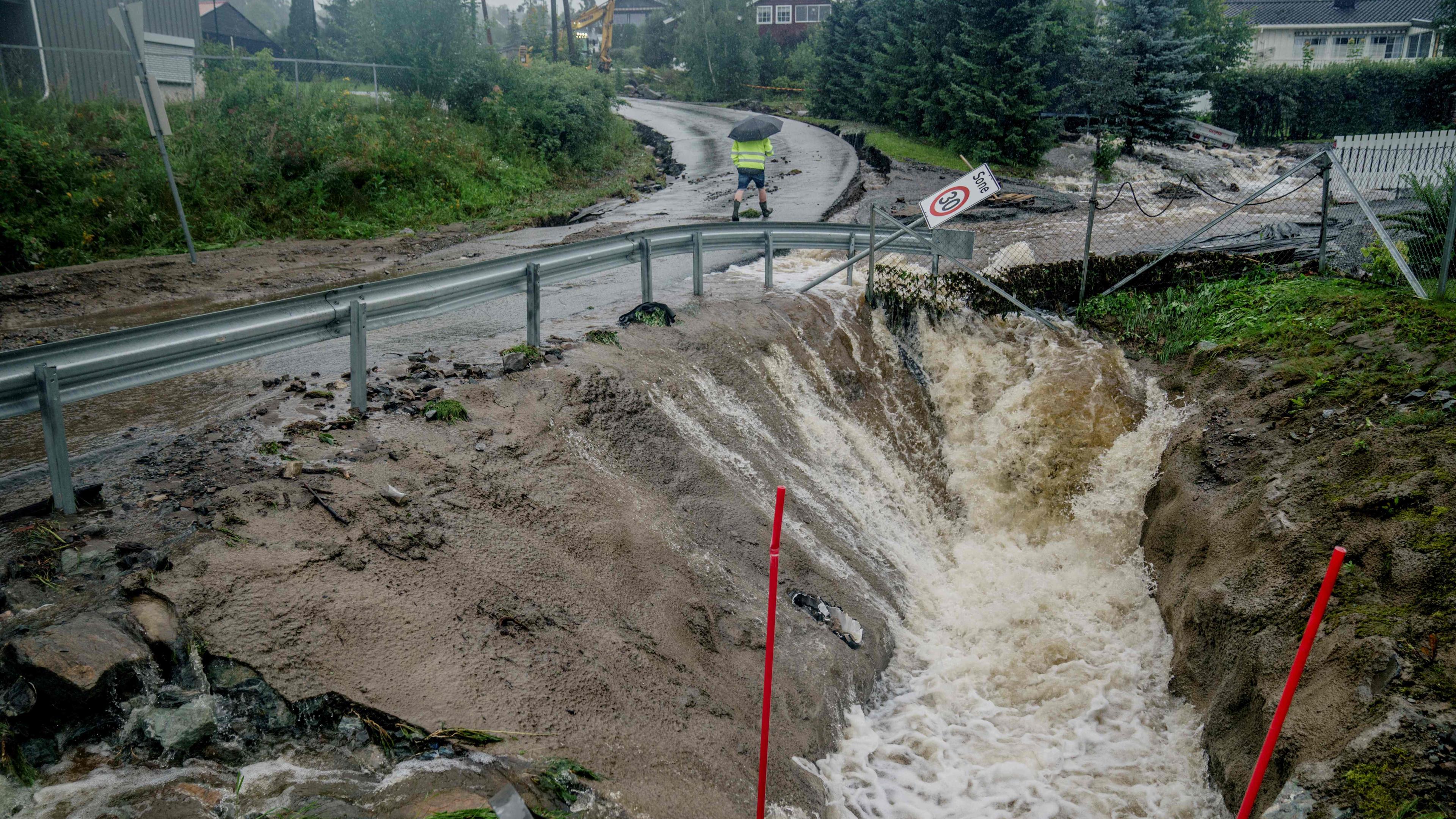 Norwegen, Gran: Straßenschäden nach Sturm "Hans"