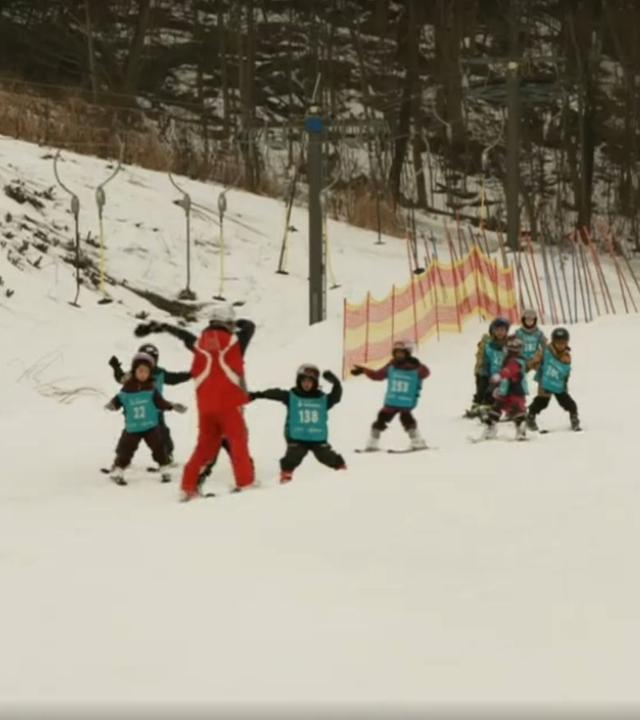 Norwegische Nachwuchs-Skifahrer bei Oslo.