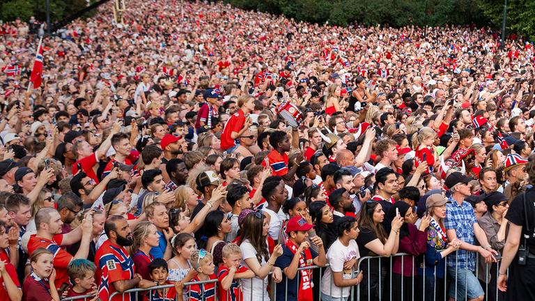 Fans stehen bereit, um die norwegische Fußball-Nationalmannschaft der Männer zu begrüßen, aufgenommen am 13.07.2026 in Oslo (Norwegen)