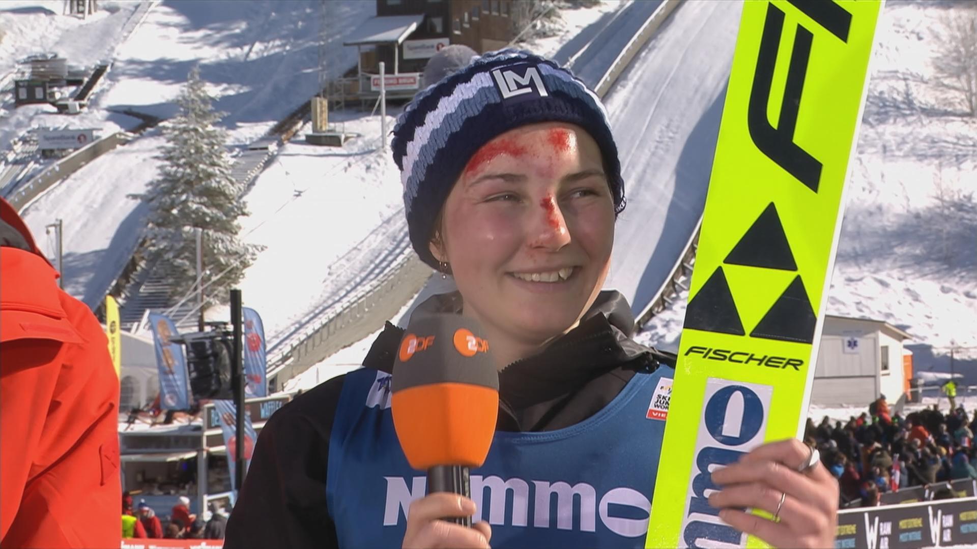 Die norwegische Skispringerin Silje Opseth im Interview nach ihrem Sturz und Weltrekord beim Skifliegen in Vikersund