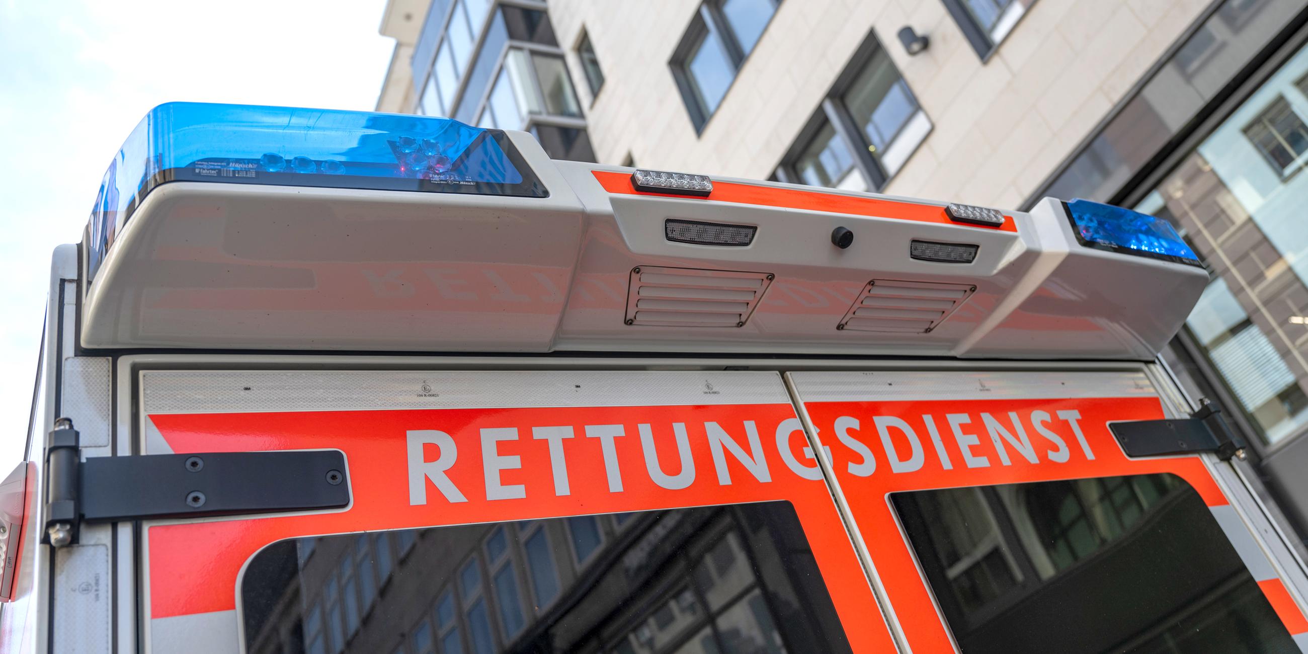 Rettungswagen steht bei einem Einsatz in der Innenstadt von Frankfurt 