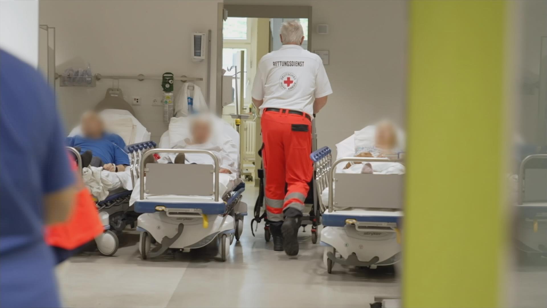 Zu sehen ist ein Raum in dem mehrere menschen in Krankenbetten liegen 