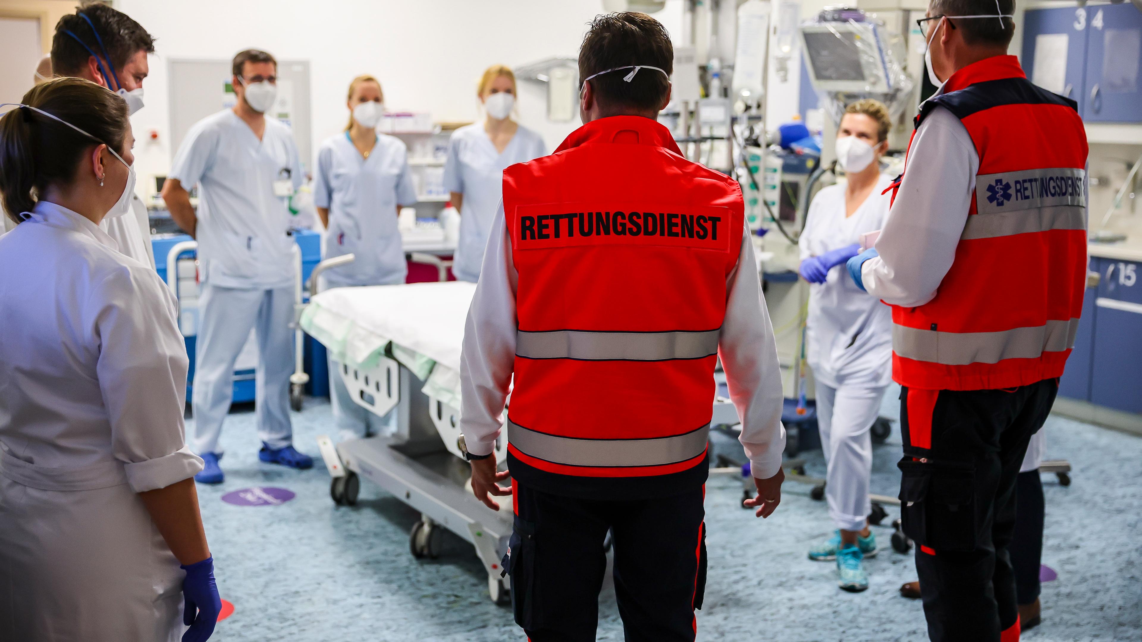 Sachsen, Leipzig: Das Schockraumteam in der Notaufnahme der Leipziger Uniklinik bespricht mit zwei Mitarbeitern vom Rettungsdienst die Abläufe beim Eintreffen eines Patienten.