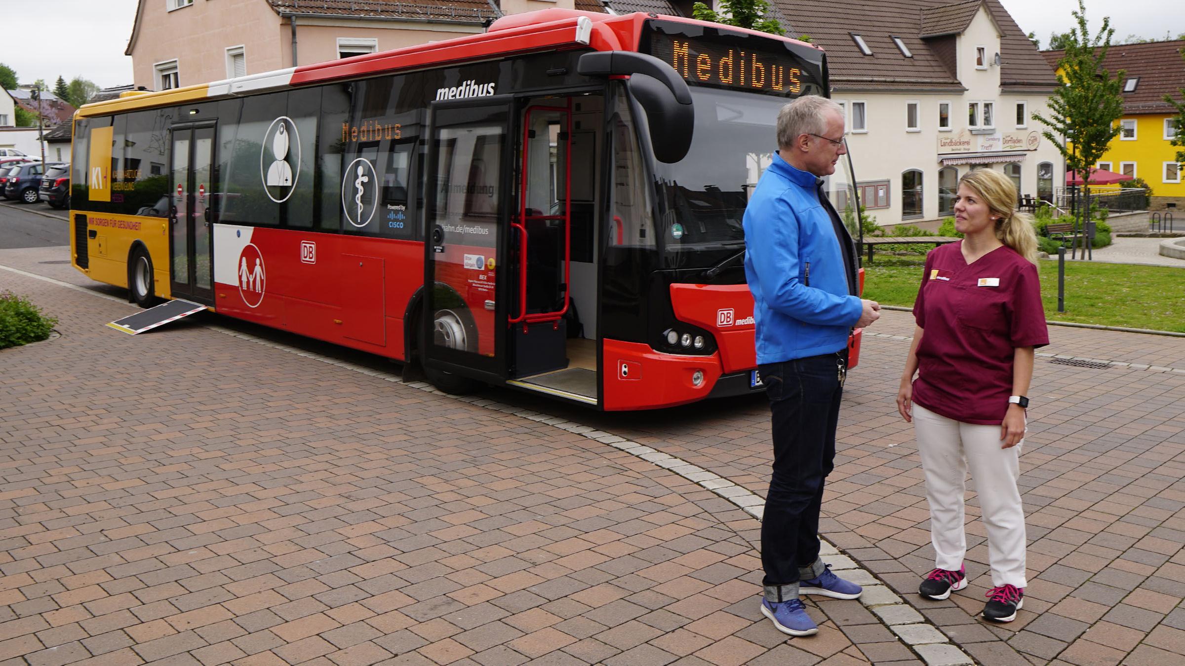 Matthias Roth mit seiner Arzthelferin vor dem Medibus, seiner rollenden Arztpraxis auf 20 Quadratmetern. 