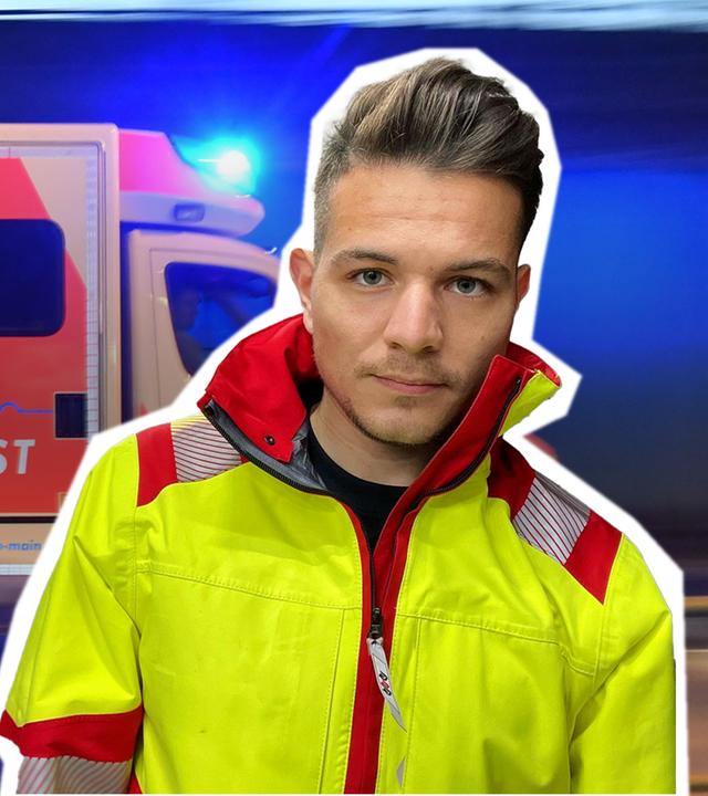Notfallsanitäter Luis Teichmann; im linken Hintergrund ist ein Rettungswagen zu sehen