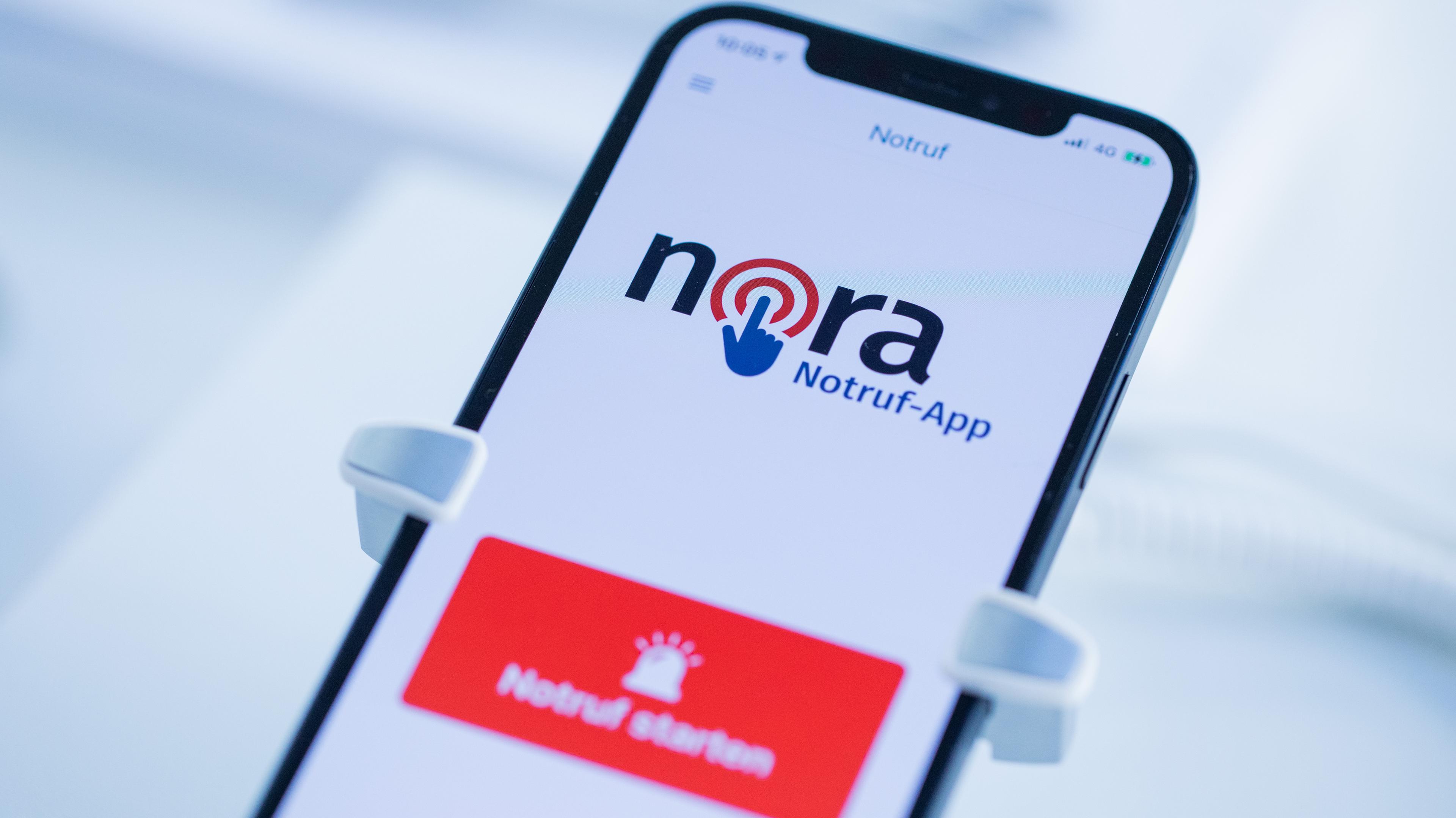 Die Notruf-App Nora ist auf dem Display eines Mobiltelefones zu sehen. 