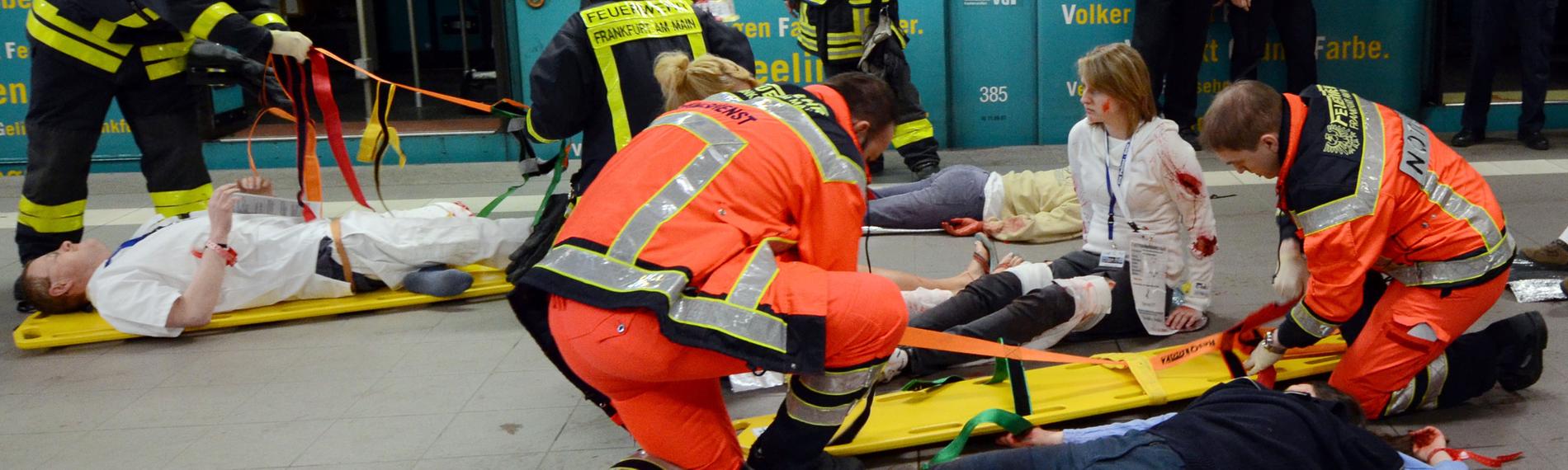 Rettungskräfte bei einer Notfallübung