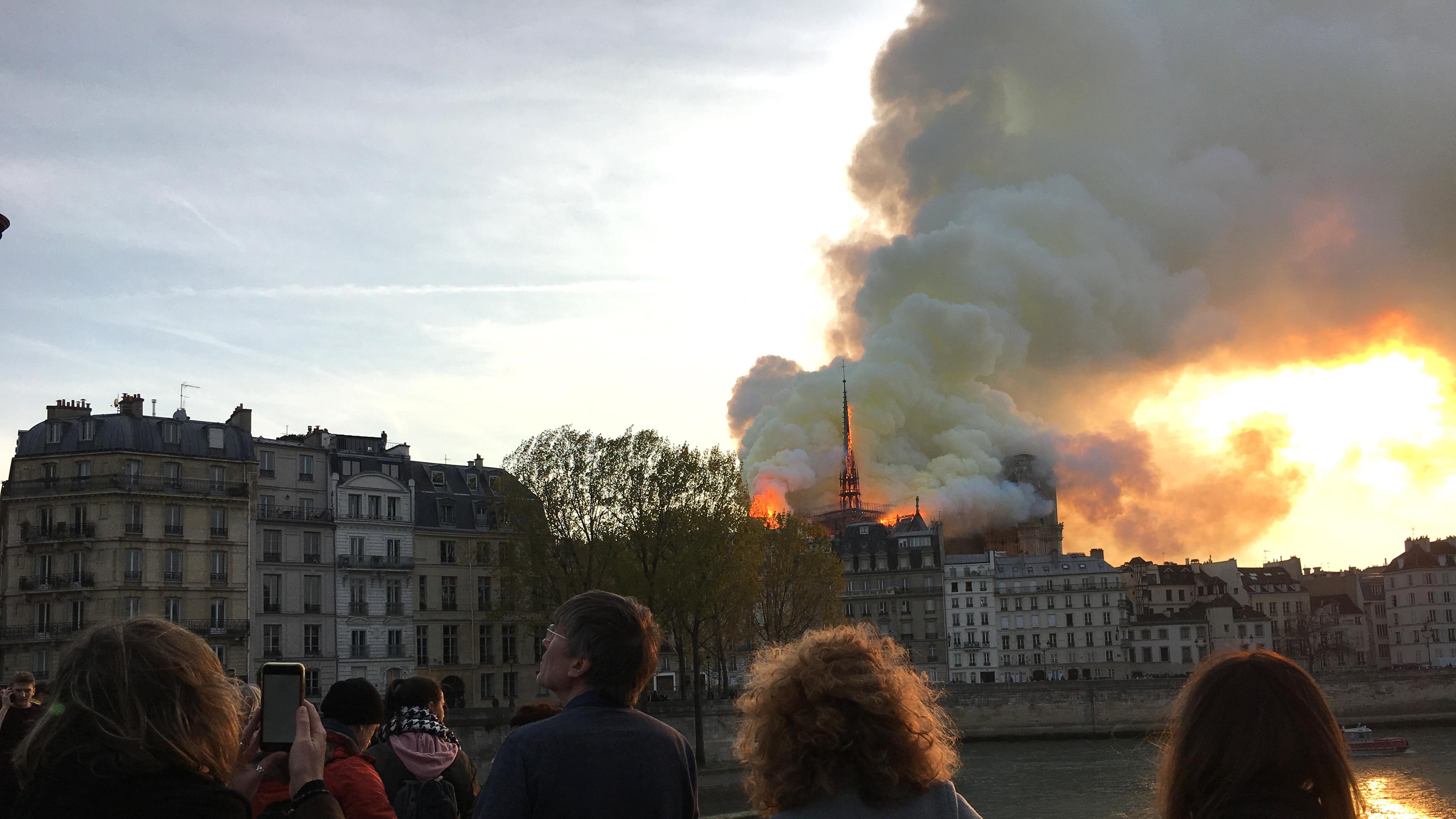 Passanten vor brennender Notre Dame