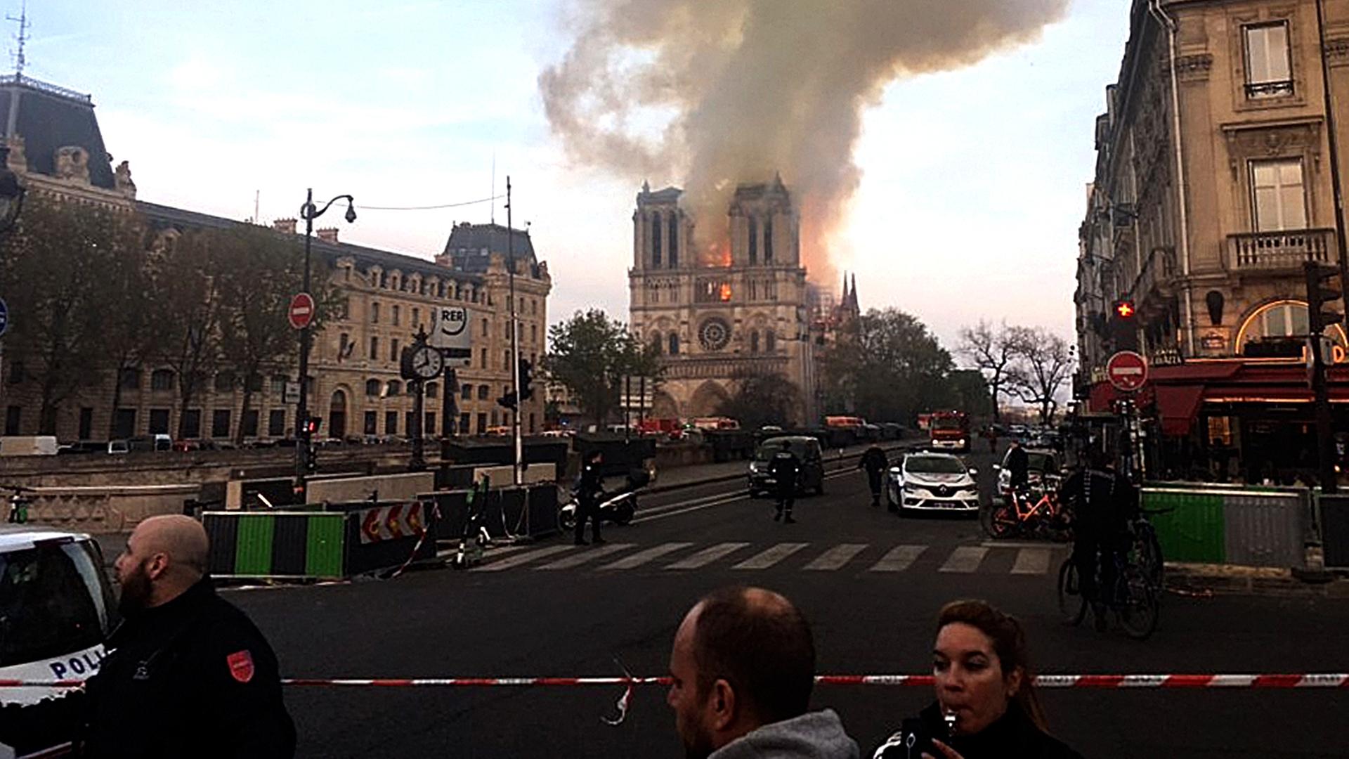 Notre-Dame brennt: Absperrung durch die Pariser Polizei