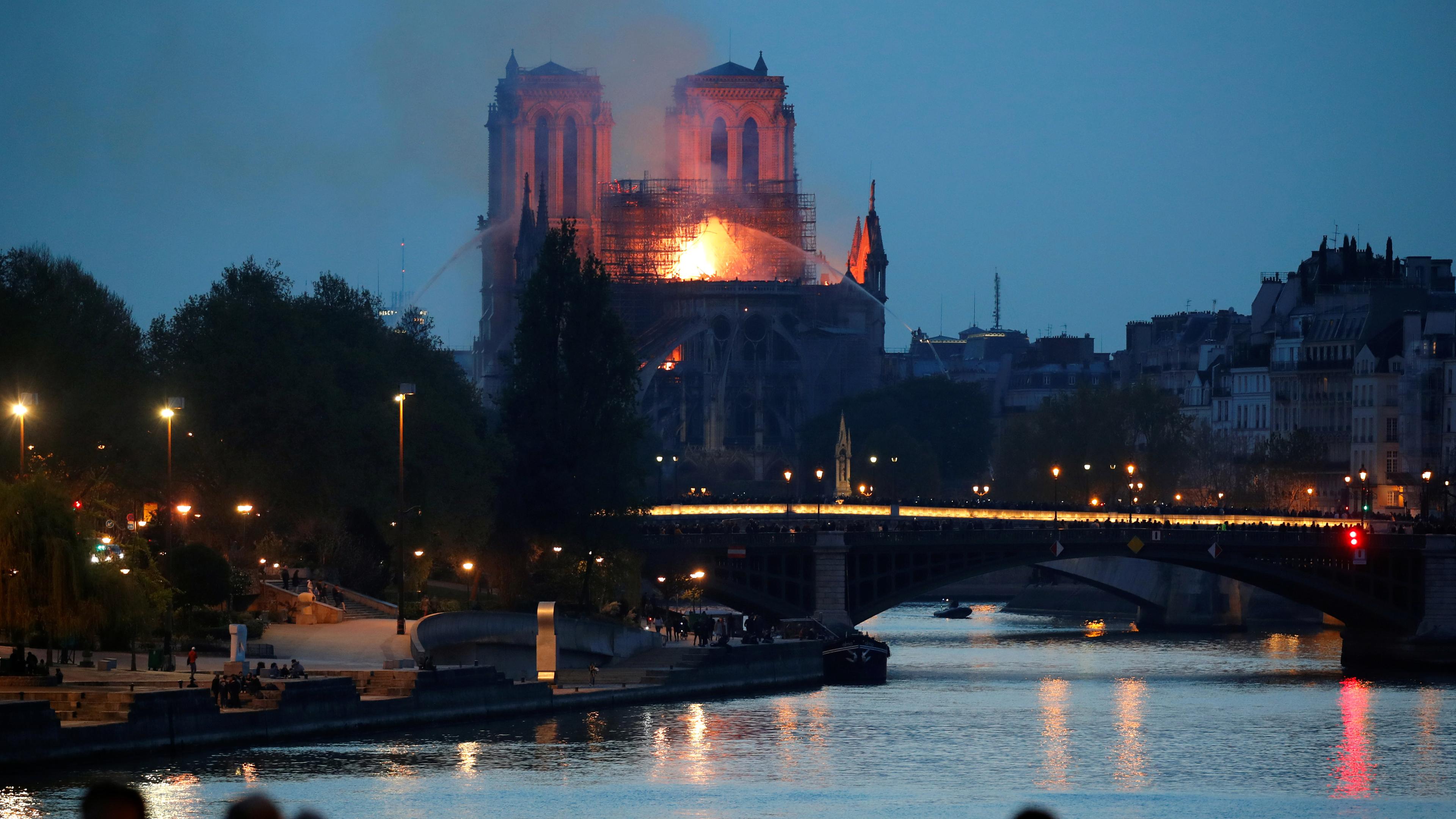 Notre-Dame brennt: Löscharbeiten am Abend