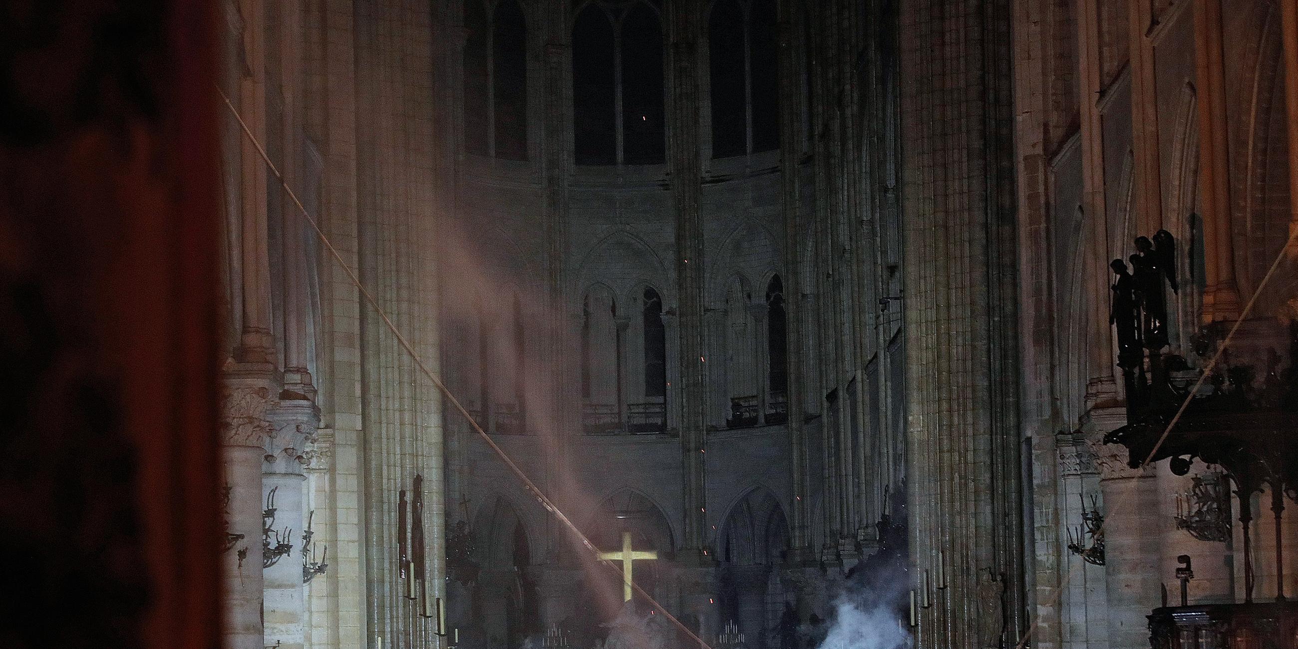 Zerstörungen im Innenraum von Notre-Dame, Paris, aufgenommen am 16.04.2019