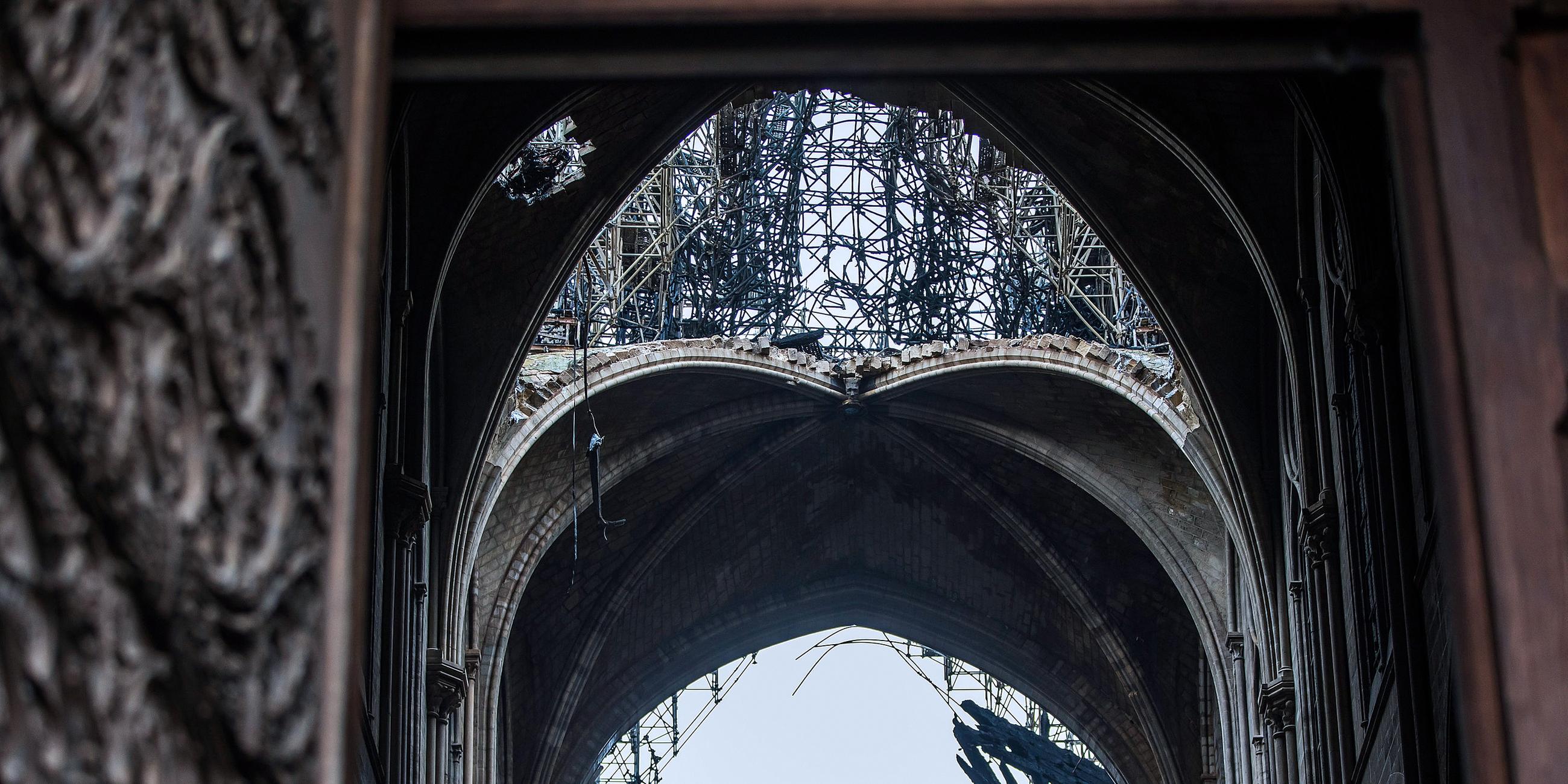 Nach dem Brand erkennt man die Zerstörungen der Dachstruktur in Notre-Dame, Paris, aufgenommen am 16.04.2019