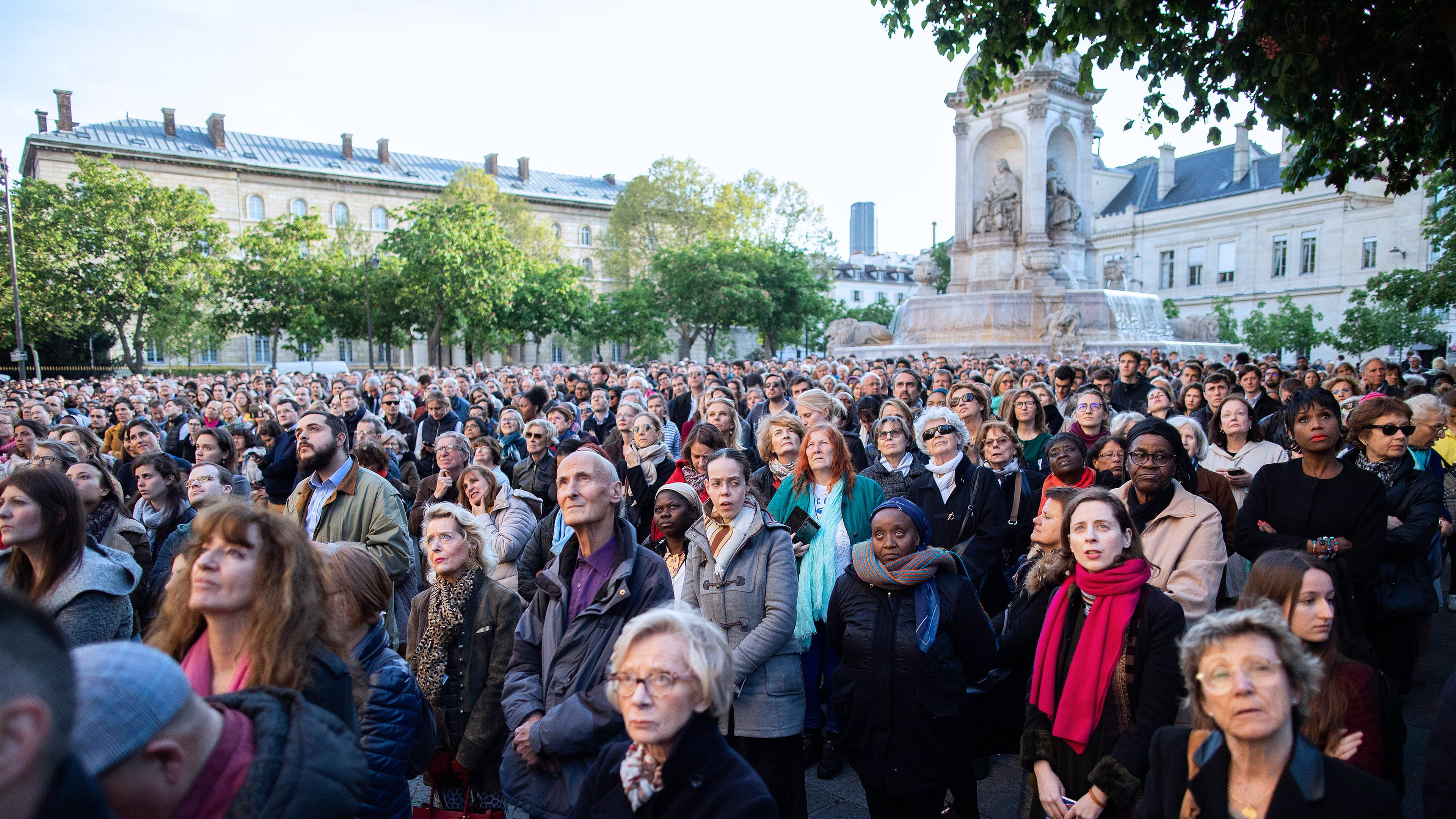 Menschen nehmen an der Chrisammesse in der zweitgrössten Pariser Kirche Saint-Sulpice teil, aufgenommen am 17.04.2019