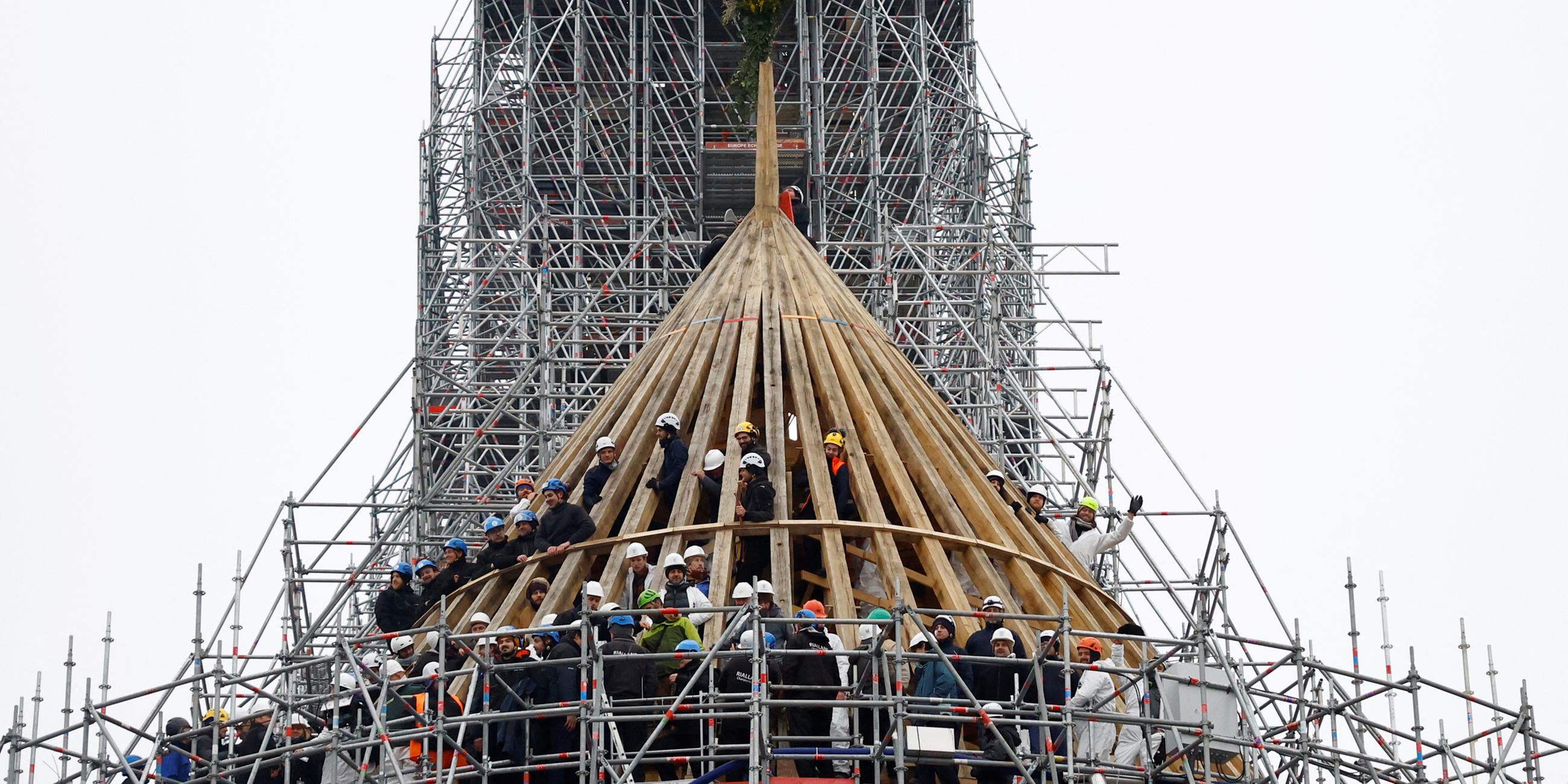 Arbeiter auf dem fertiggestellten Dachstuhl der Notre-Dame.