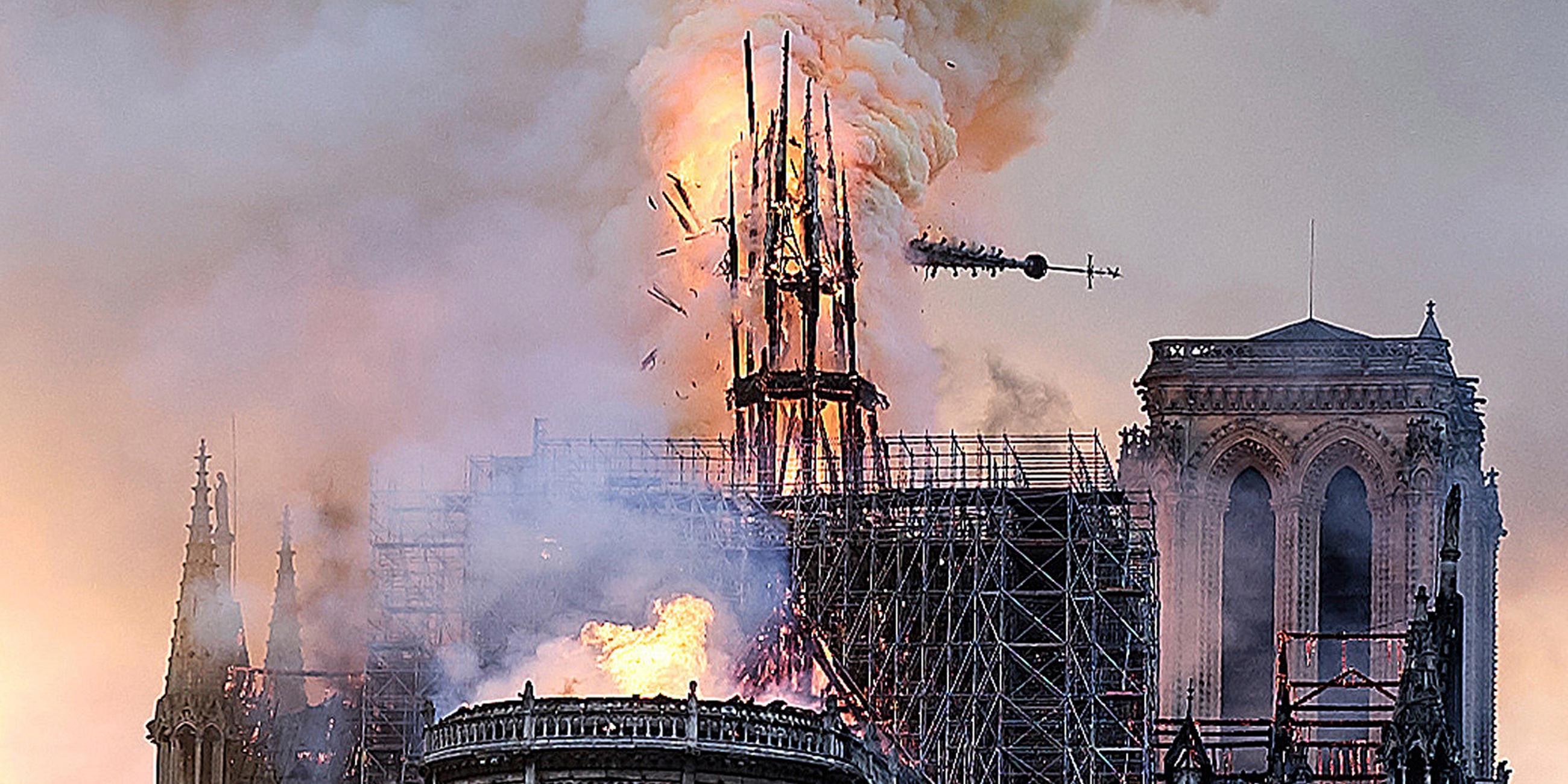 Spitzturm der Notre Dame stürzt ein