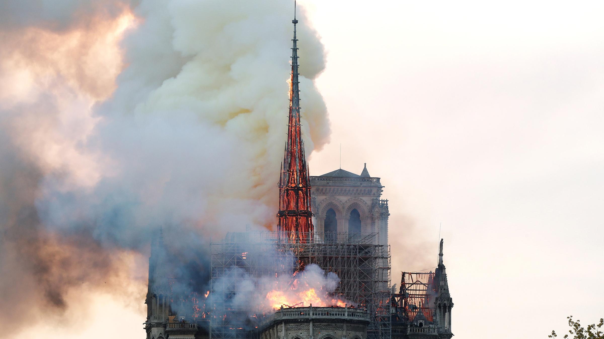 Spitzturm der Kathedrale Notre Dame glüht