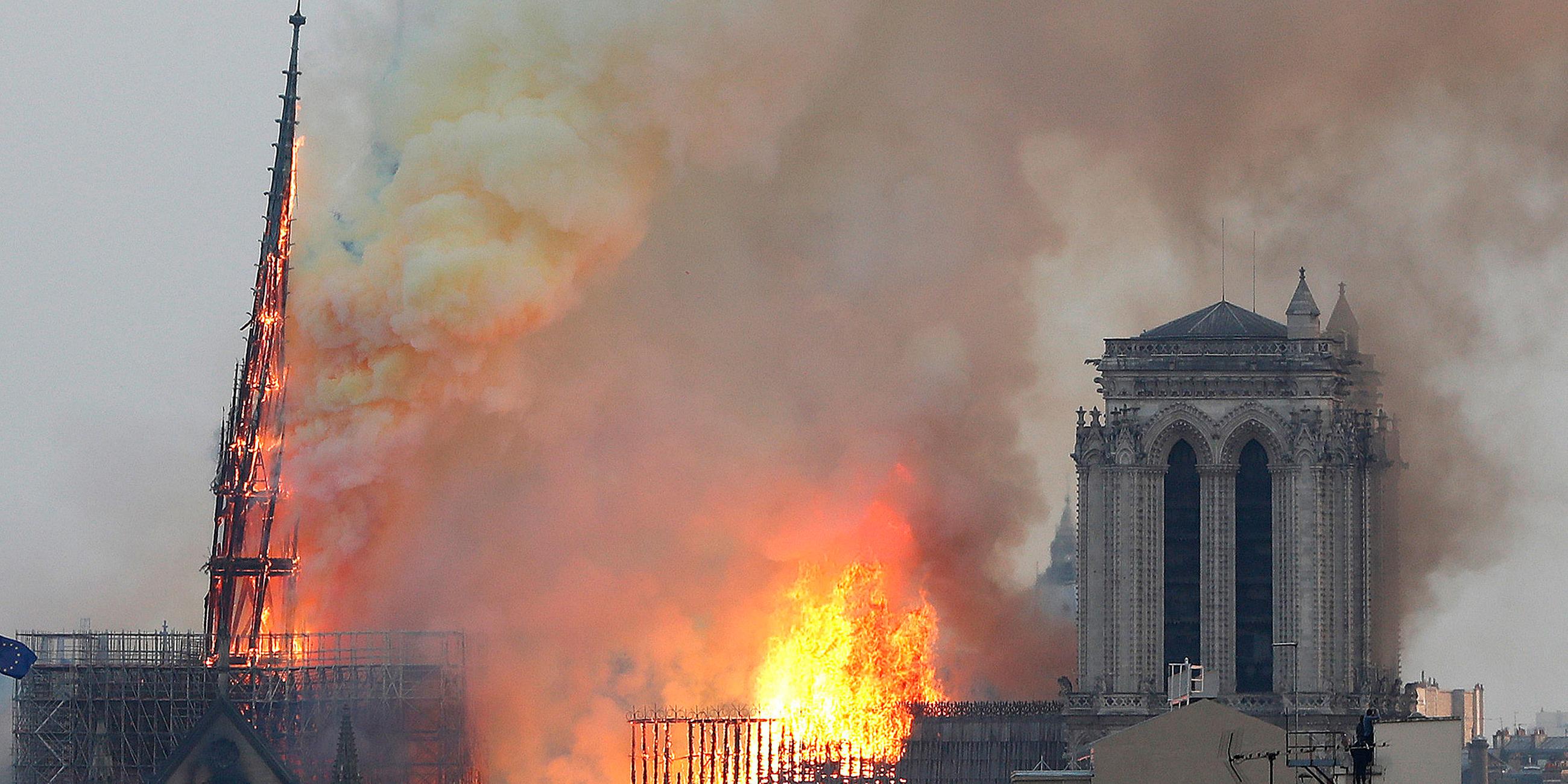 Flammen schlagen aus Notre Dame
