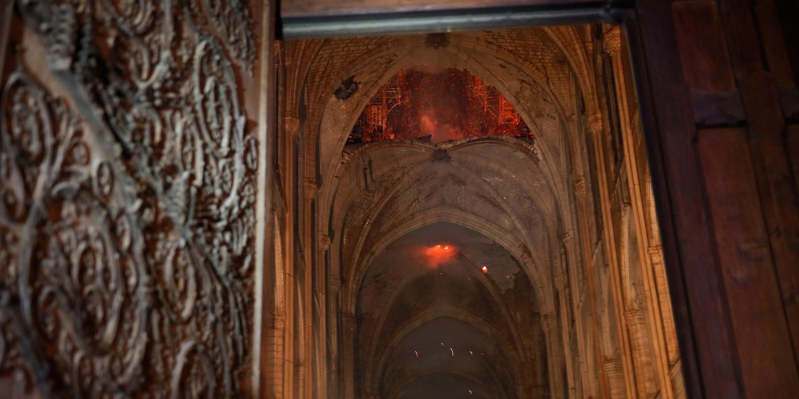 Flammen in Gebälk der Notre Dame