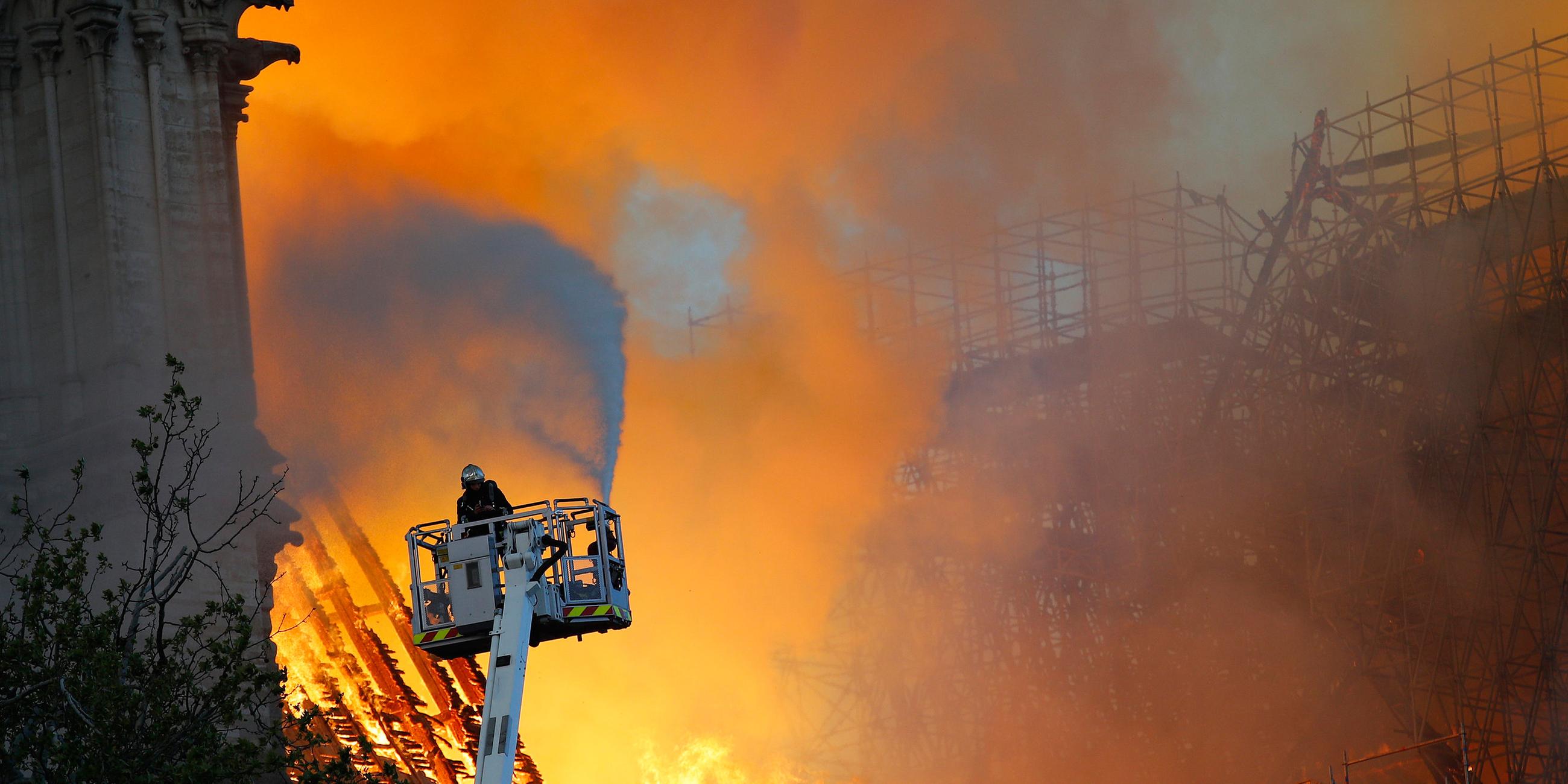 Feuerwehr kämpft gegen den Brand in Notre Dame
