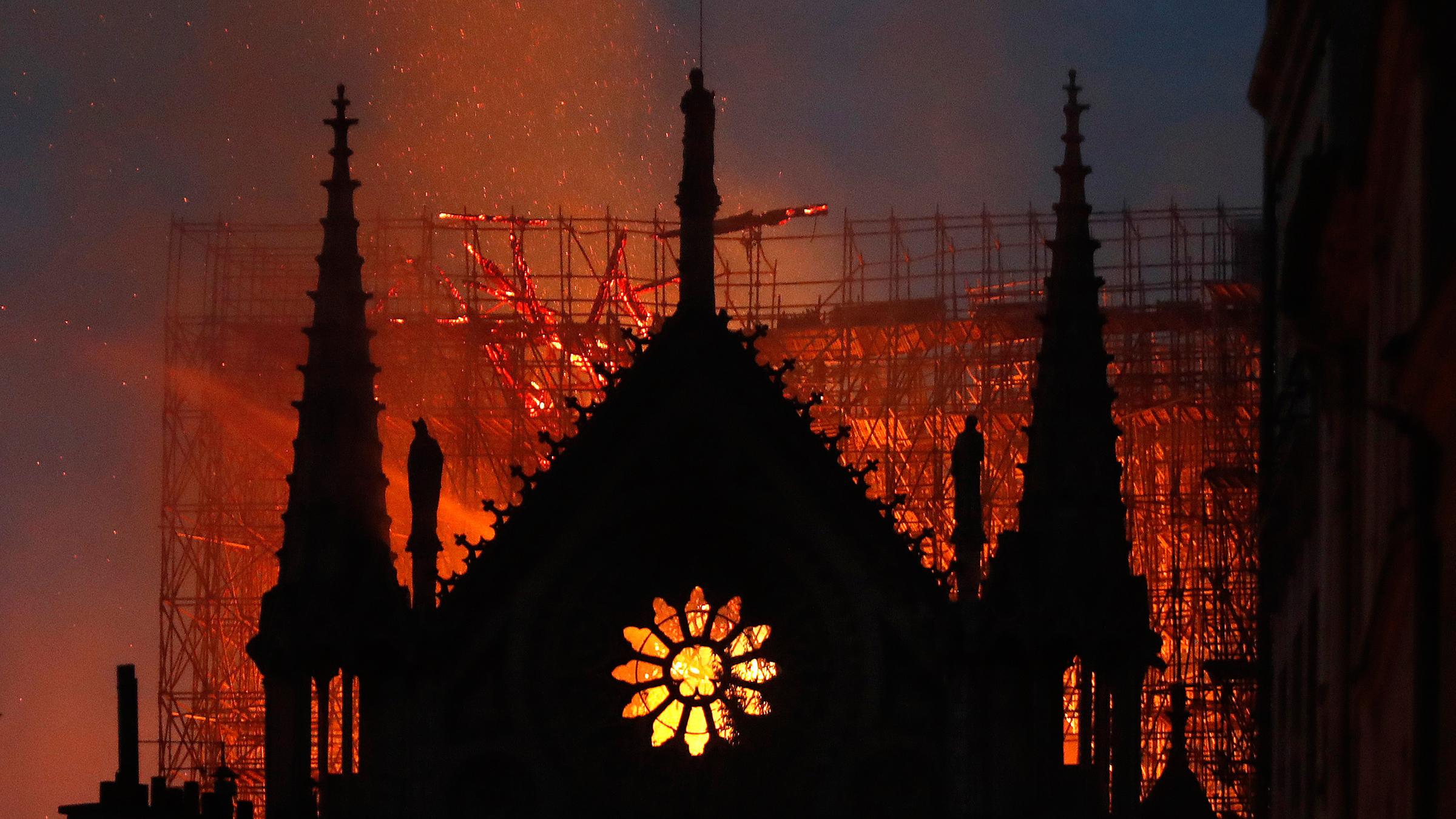 Notre Dame brennt die Nacht hindurch