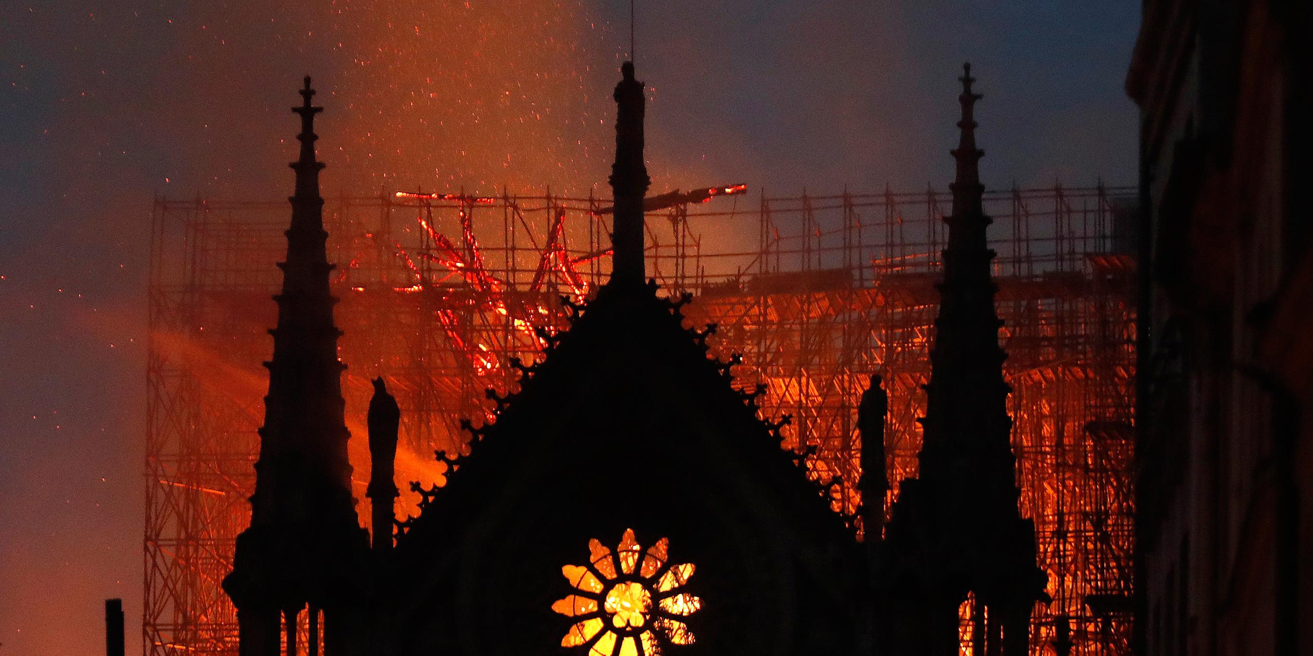Notre Dame brennt die Nacht hindurch