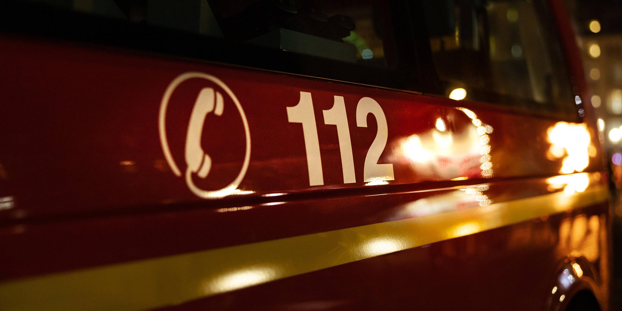 Archiv: Symbol und Aufschrift der Notrufnummer 112 und einFeuerwehr und Rettungsdienst auf einem Feuerwehrfahrzeug