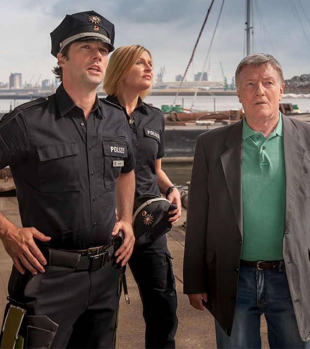 "Notruf Hafenkante - Abgetaucht": Mattes (Matthias Schloo) und Melanie (Sanna Englund) stehen mit Werner Grün (Manfred Zapatka) am Hafen. Sie schauen alle in die gleiche Richtung.