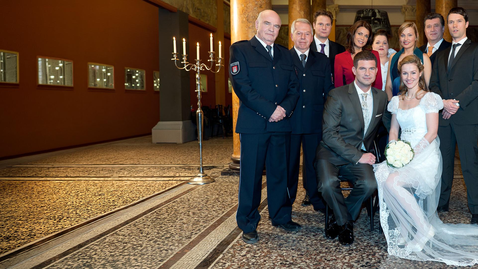 "Notruf Hafenkante - Am Ende alles auf Anfang": Gruppenaufnahme der Hochzeitsgesellschaft von Simon Böer und Rhea Harder mit Peer Jäger, Harald Maack, Fabian Harloff, Gerit Kling, Manuela Wisbeck, Sanna Englund, Bruno F. Apitz und Matthias Schloo.