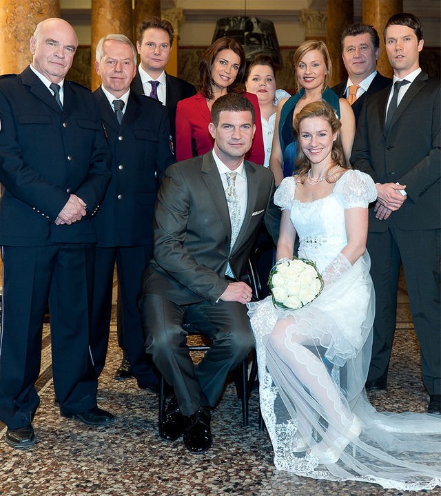 "Notruf Hafenkante - Am Ende alles auf Anfang": Gruppenaufnahme der Hochzeitsgesellschaft von Simon Böer und Rhea Harder mit Peer Jäger, Harald Maack, Fabian Harloff, Gerit Kling, Manuela Wisbeck, Sanna Englund, Bruno F. Apitz und Matthias Schloo.