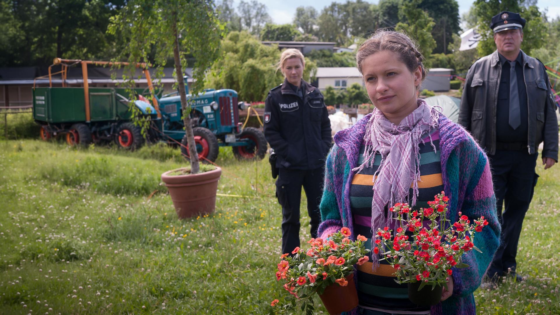 "Notruf Hafenkante - Es grünt so grünt": Franzi (Rhea Harder) und Hans (Bruno F. Apitz) suchen die grüne Aktivistin Gesine (Josephine Schmidt) auf einem besetzten Baugrundstück auf.