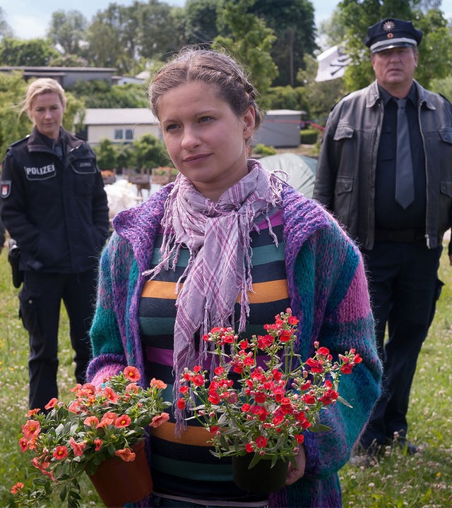 "Notruf Hafenkante - Es grünt so grünt": Franzi (Rhea Harder) und Hans (Bruno F. Apitz) suchen die grüne Aktivistin Gesine (Josephine Schmidt) auf einem besetzten Baugrundstück auf.