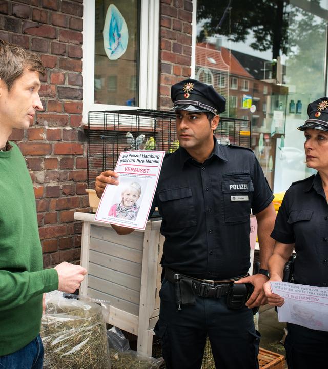 Uwe Köhler (Arne Fiedler, l.), Tarik (Serhat Cokgezen, M.) und Claudia (Janette Rauch, r.)
