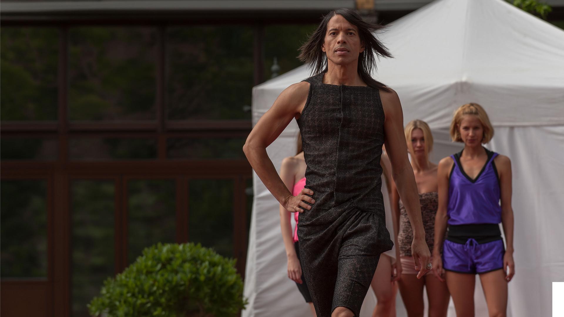 "Notruf Hafenkante - High Heels": Julio (Jorge Gonzales) beim Lauftraining mit den Models.