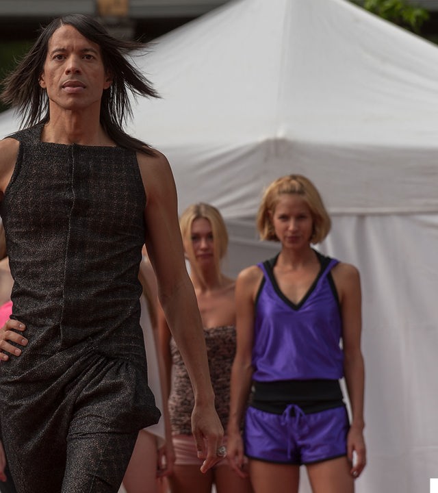 "Notruf Hafenkante - High Heels": Julio (Jorge Gonzales) beim Lauftraining mit den Models.